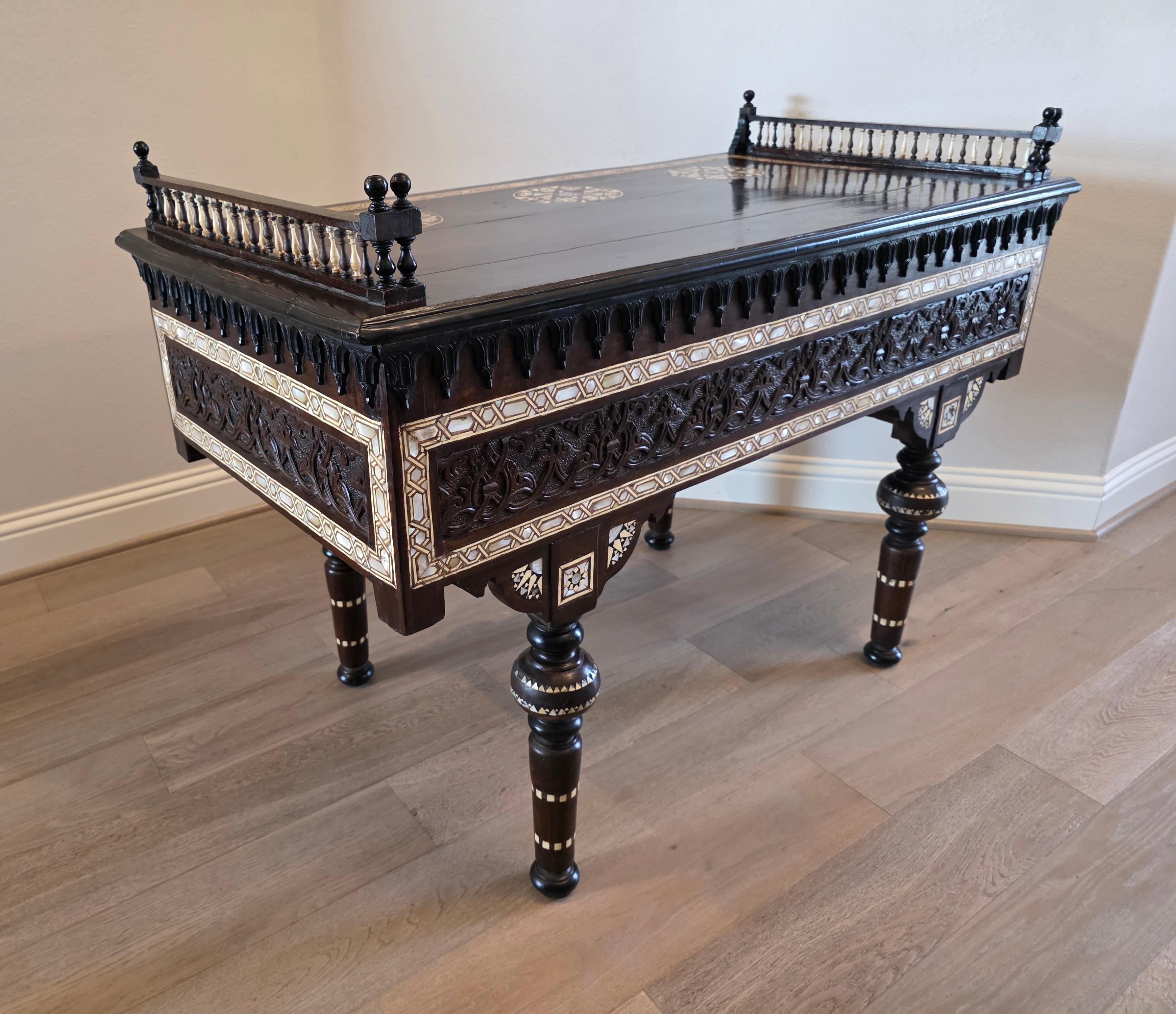 Sculpté à la main Table en bois sculpté, incrustée de nacre et ébonisée, de style Carlo Bugatti en vente