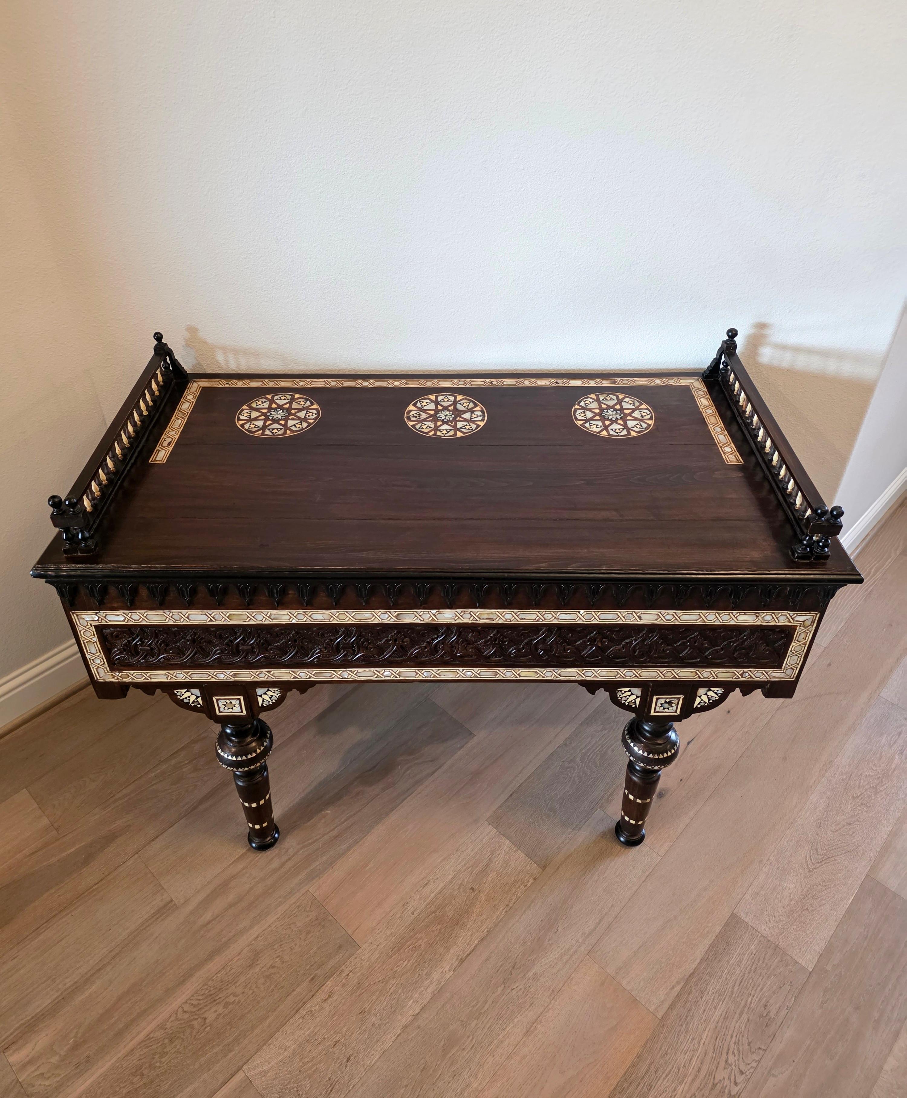 Table en bois sculpté, incrustée de nacre et ébonisée, de style Carlo Bugatti Bon état - En vente à Forney, TX