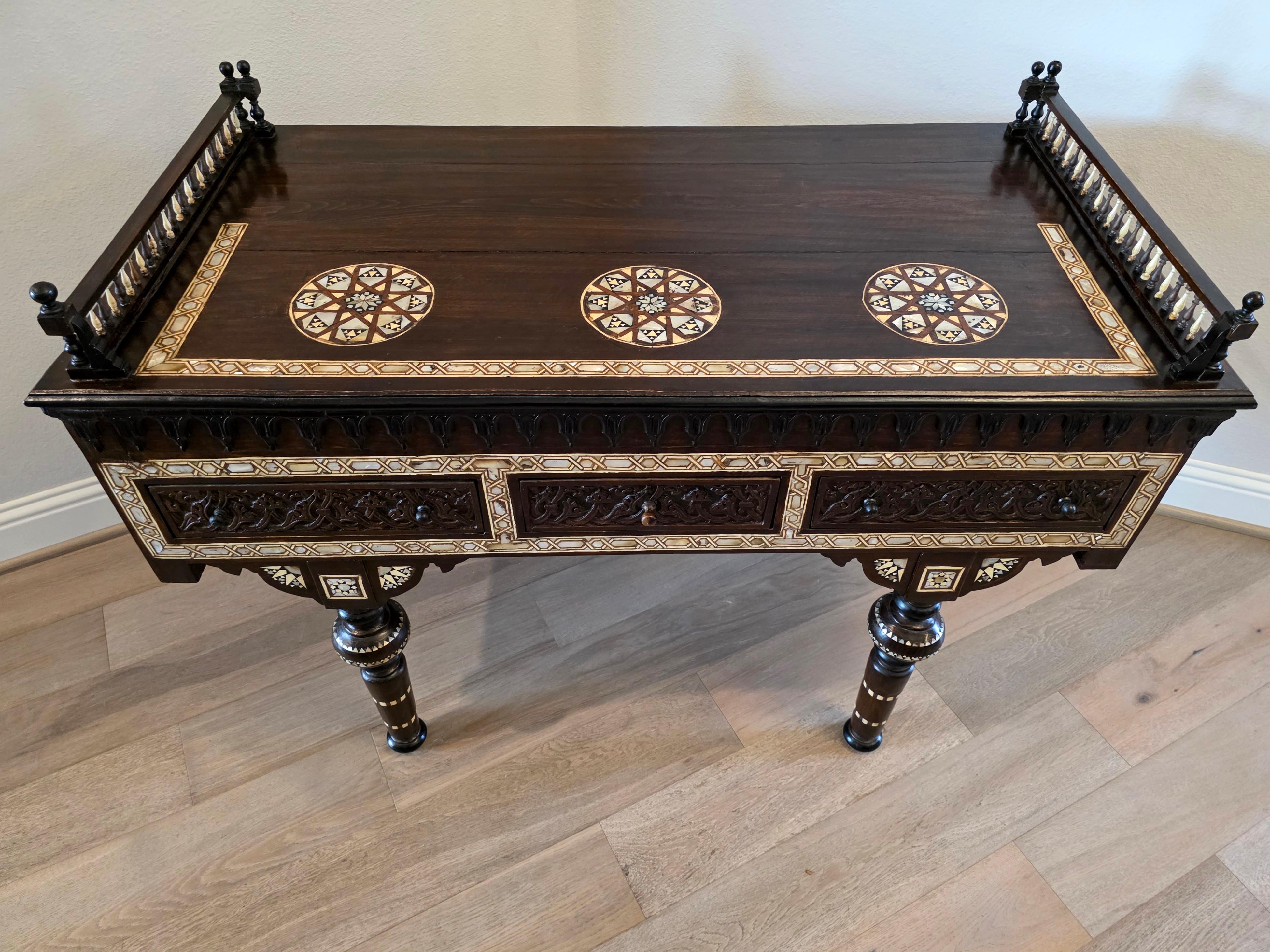 20ième siècle Table en bois sculpté, incrustée de nacre et ébonisée, de style Carlo Bugatti en vente
