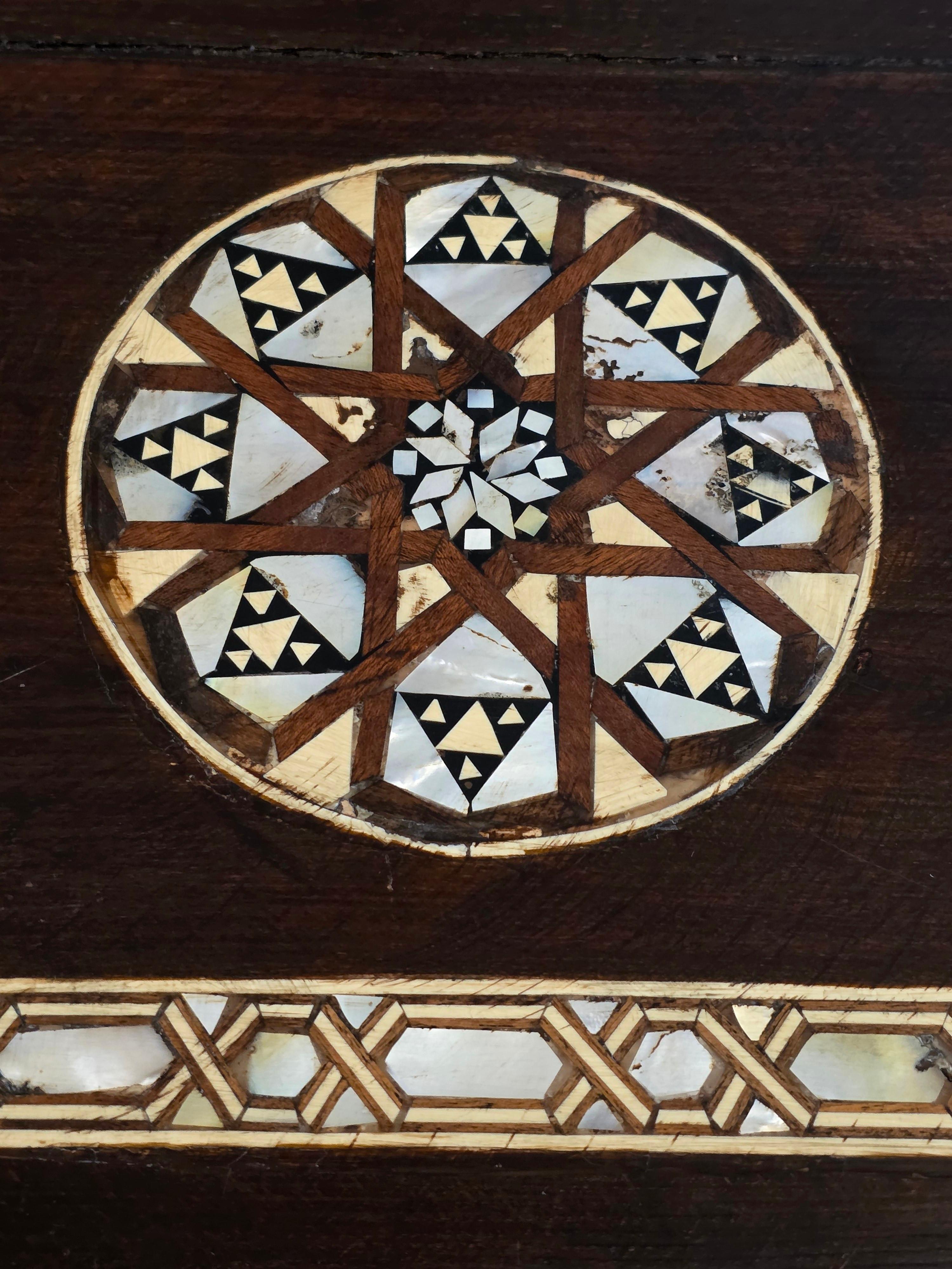 Coquillage Table en bois sculpté, incrustée de nacre et ébonisée, de style Carlo Bugatti en vente