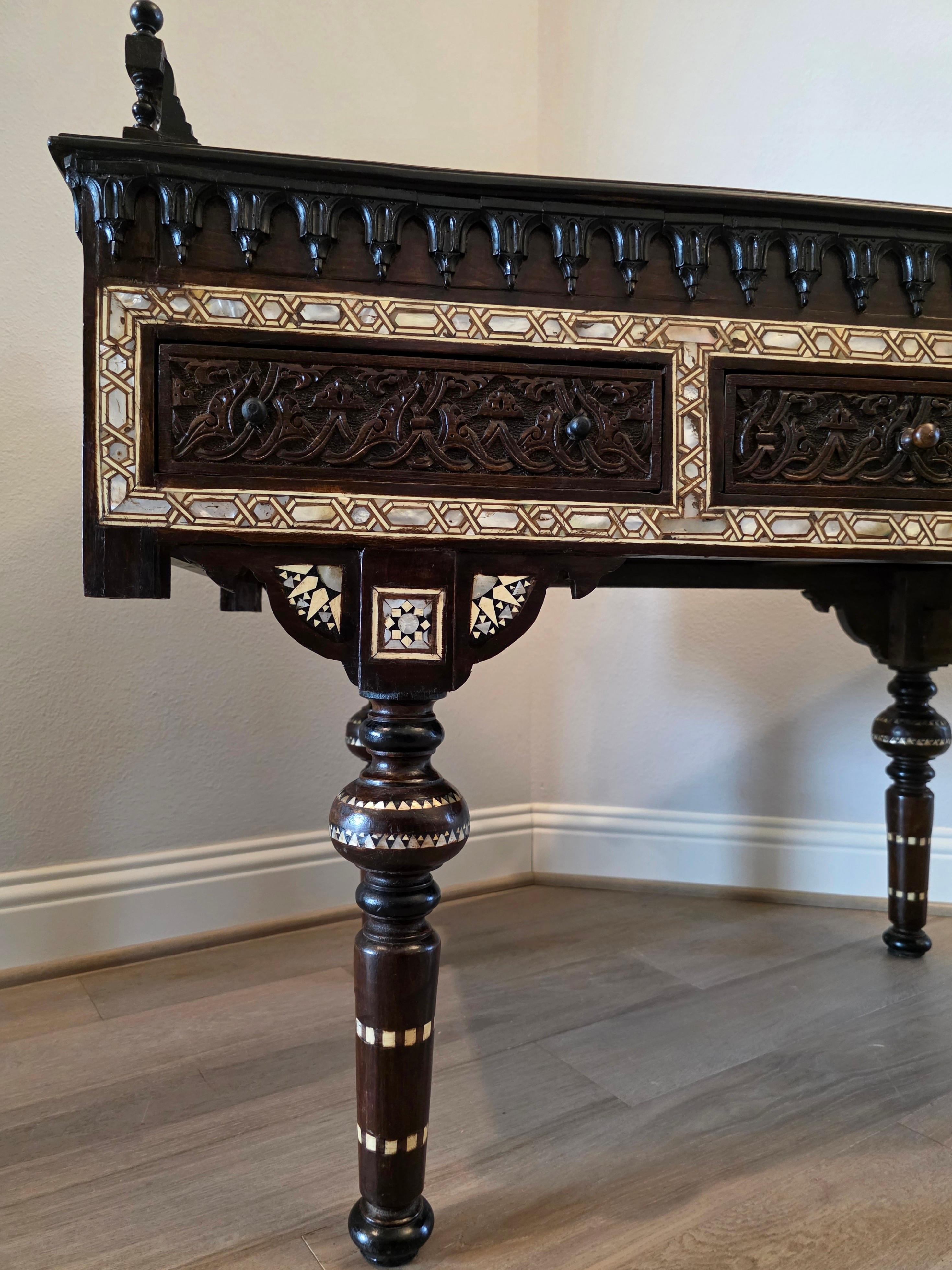 Table en bois sculpté, incrustée de nacre et ébonisée, de style Carlo Bugatti en vente 2