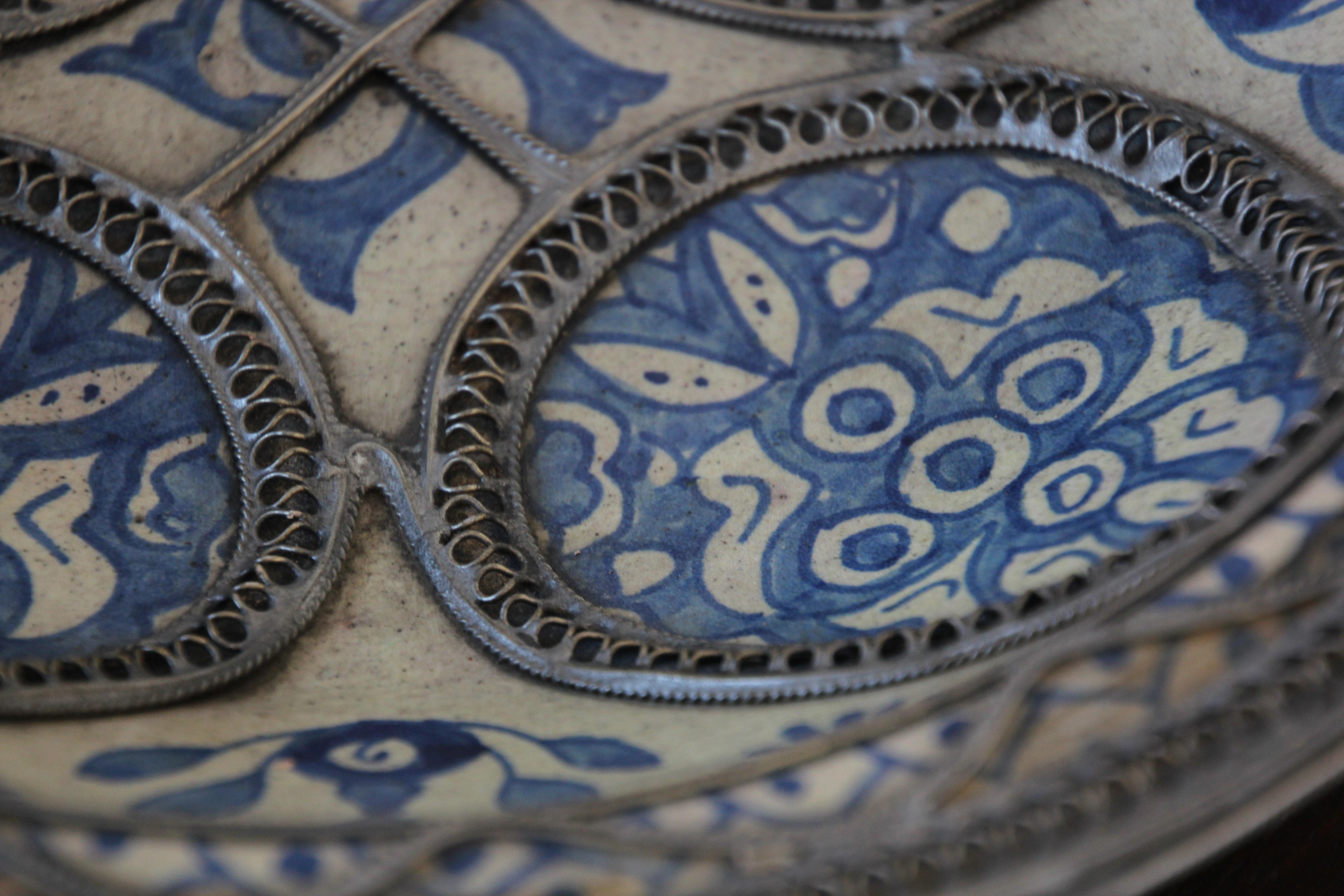 Marokkanische blaue Schale aus Keramik aus Fez Antique 1920er Jahre, geschmückt mit silbernem Filigranem Silber im Angebot 3
