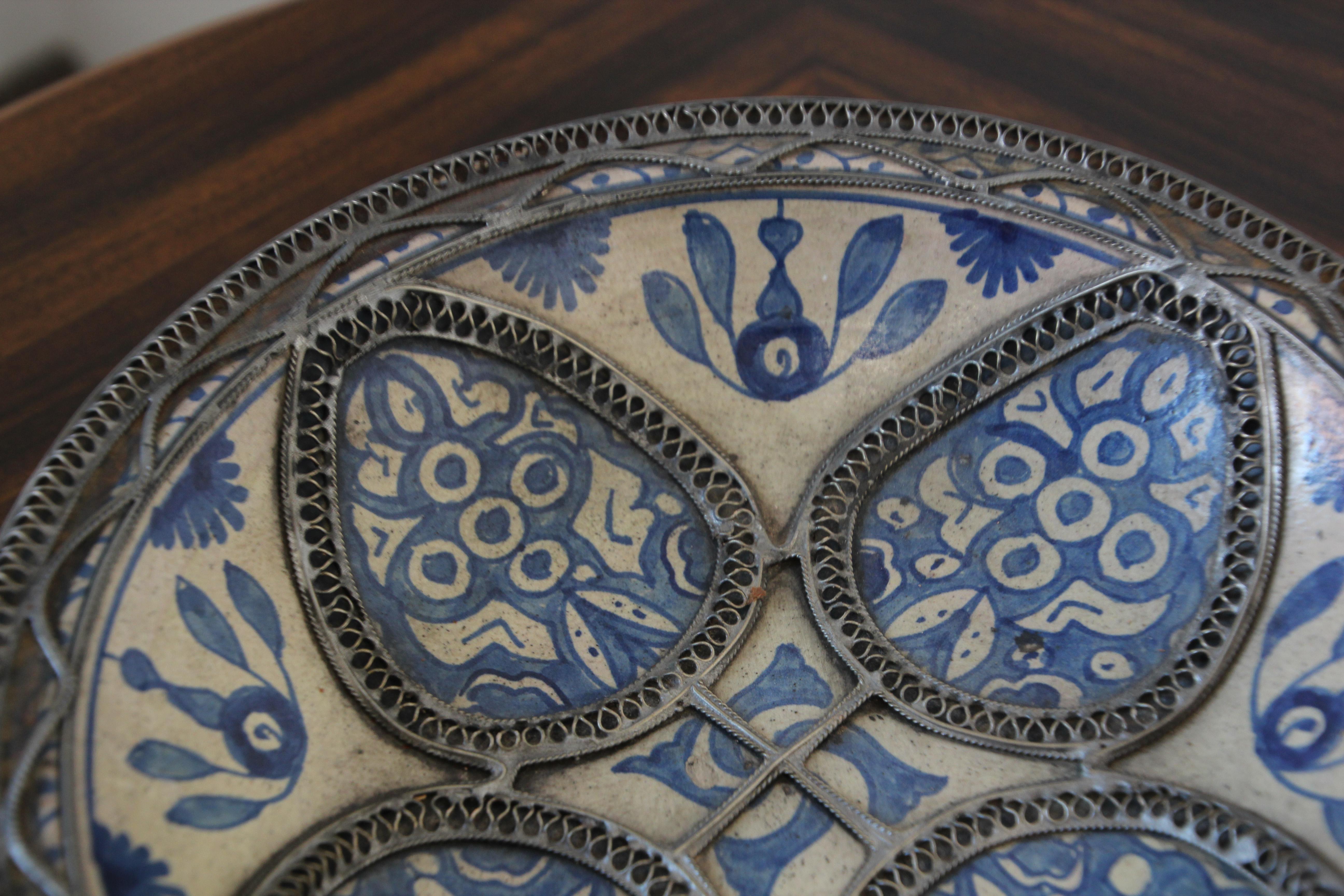 Marokkanische blaue Schale aus Keramik aus Fez Antique 1920er Jahre, geschmückt mit silbernem Filigranem Silber im Zustand „Gut“ im Angebot in North Hollywood, CA