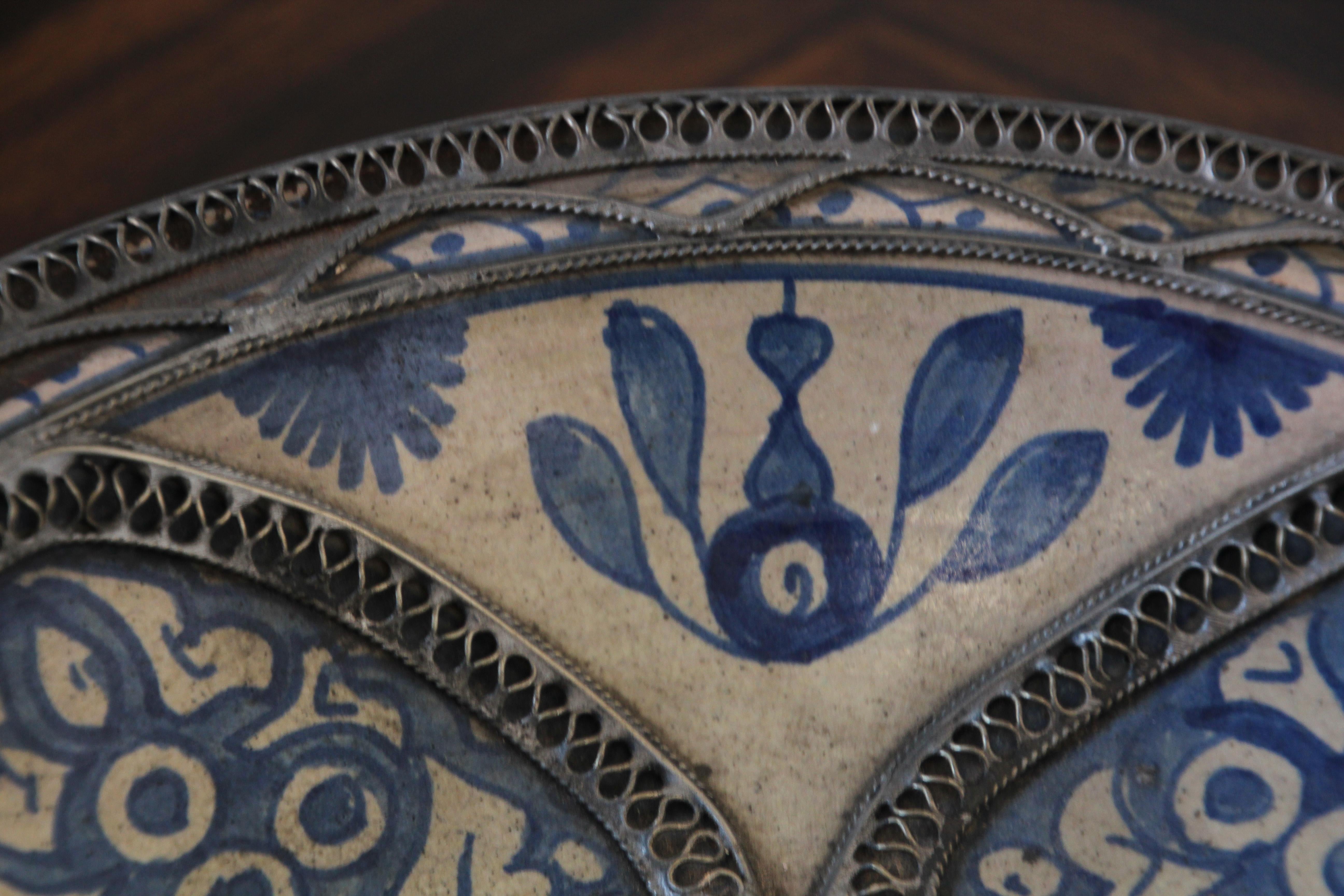 20ième siècle Bol bleu en céramique marocaine orné d'un filigrane d'argent de Fez Antique 1920s en vente