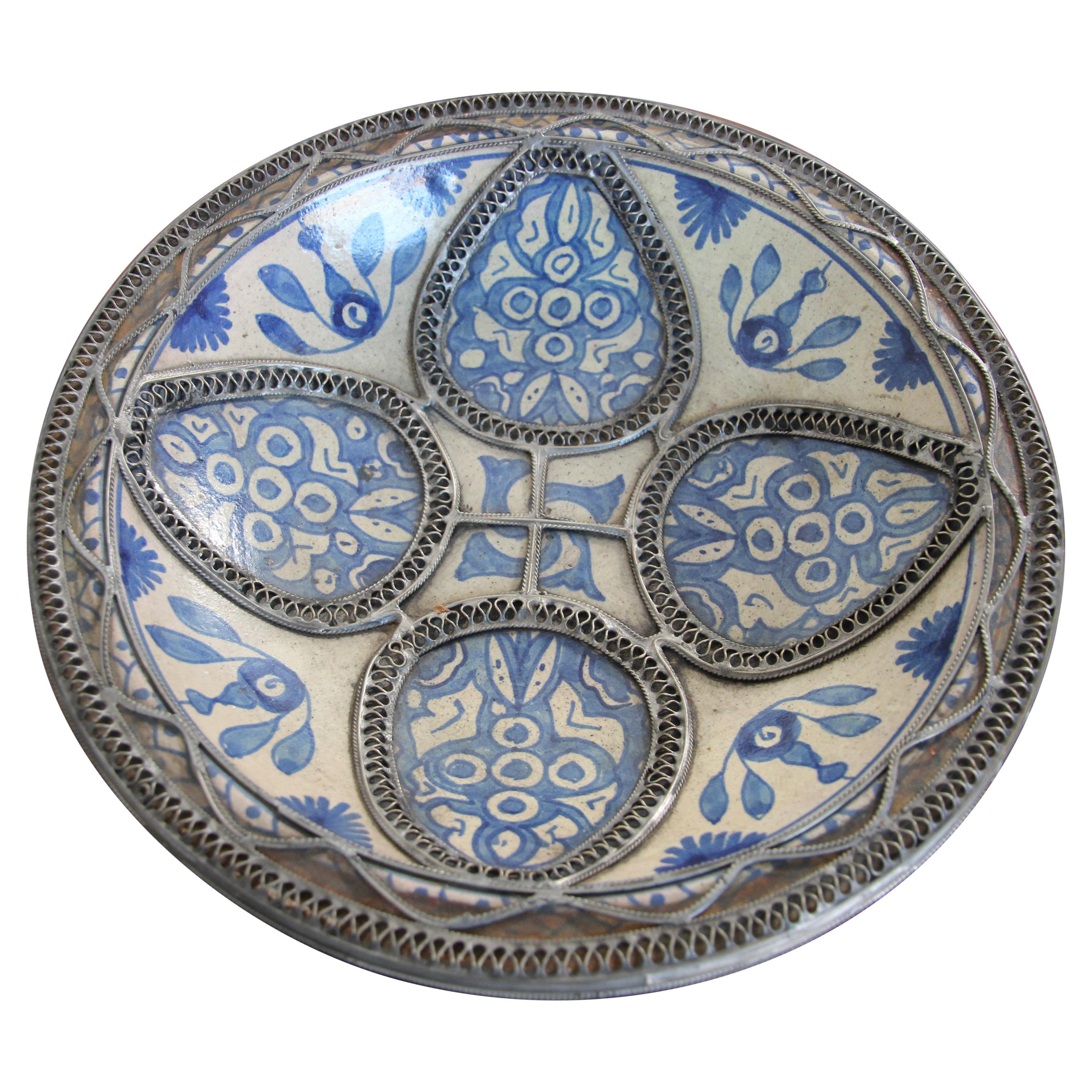 Marokkanische blaue Schale aus Keramik aus Fez Antique 1920er Jahre, geschmückt mit silbernem Filigranem Silber