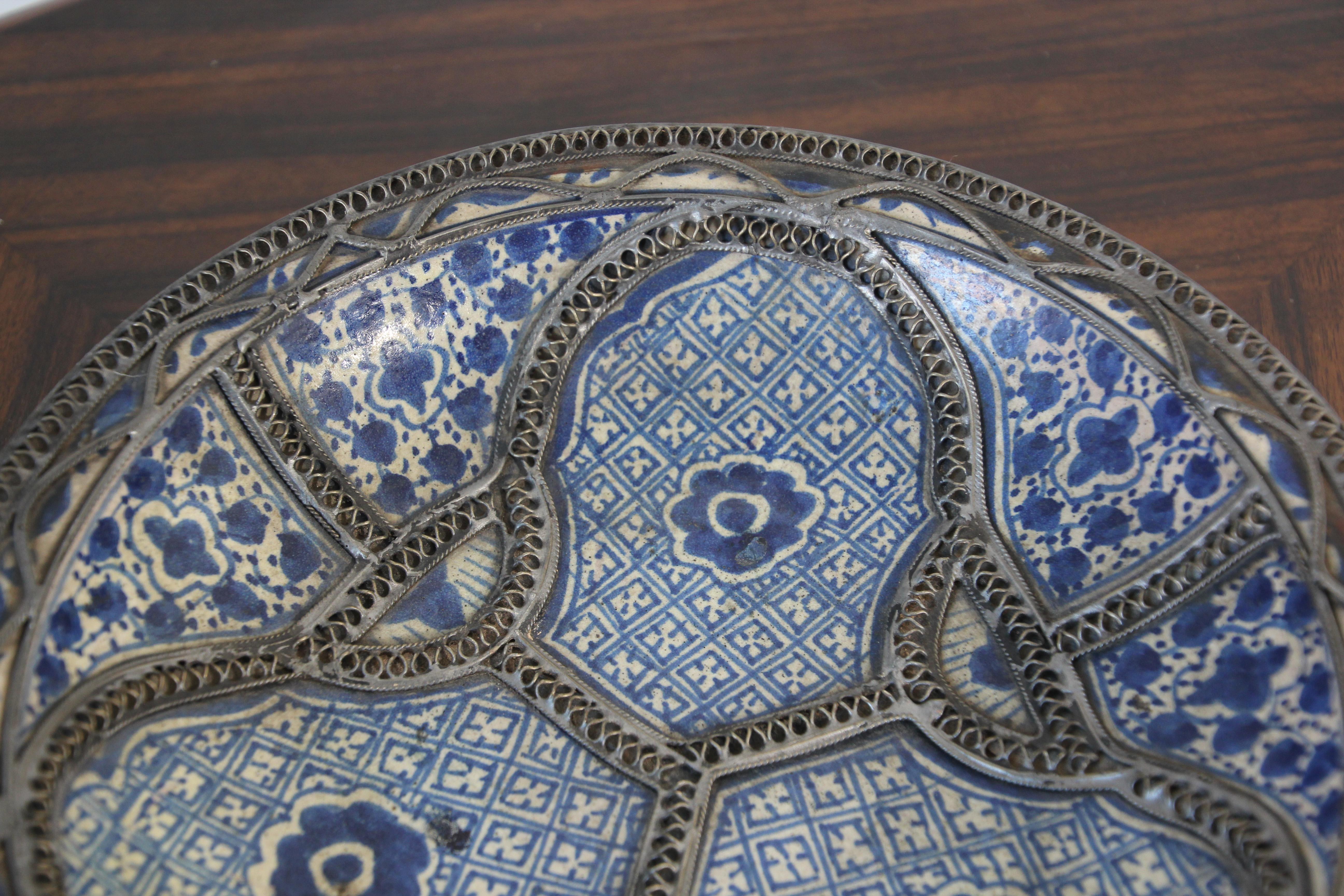 Bol en céramique mauresque marocaine orné de filigranes d'argent de Fez Bon état - En vente à North Hollywood, CA