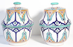 Pots à couvercle émaillés mauresques fabriqués à la main à Fez, au Maroc