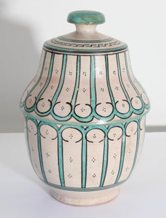 Urne recouverte de céramique émaillée fabriquée à la main à Fez, au Maroc