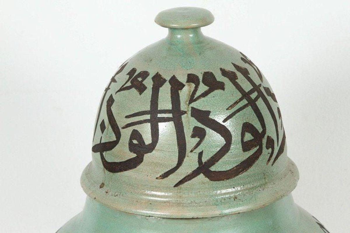 Grandes urnes vertes en céramique mauresque ciselées de calligraphie arabe et de poésie.vases artisanaux de Fès, Maroc, gravés de calligraphie arabe.ce type de céramique mauresque se trouve dans le palais de l'Alhambra à Grenade, en Espagne.couleurs