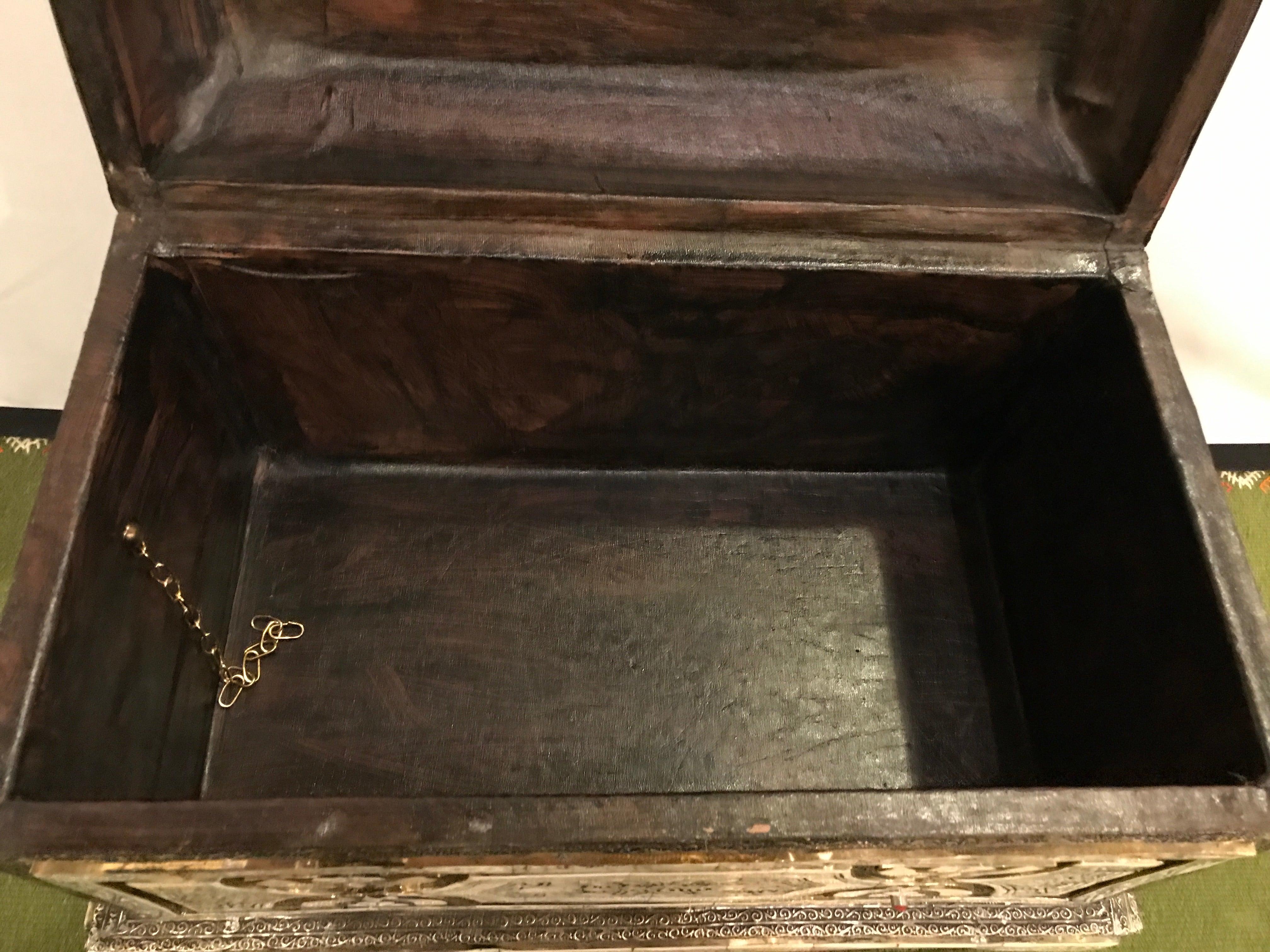 Cofre o joyero marroquí de hueso camaleón y latón incrustado en venta 1