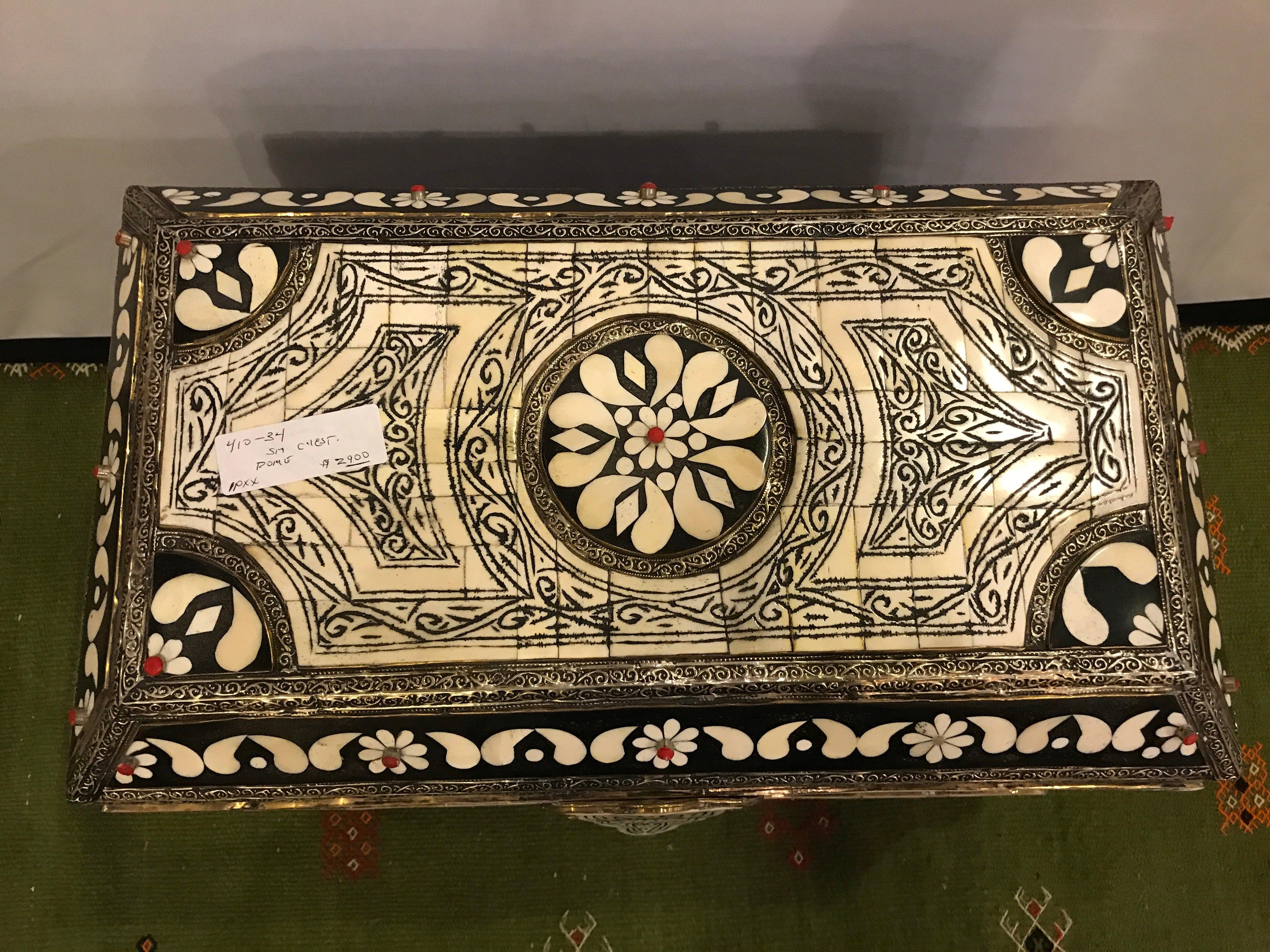 Aporta una sensación de majestuosidad a tu salón con esta magnífica cómoda marroquí de hueso blanco hecha a mano con madera de playa e incrustaciones adicionales de piedras rojas. Con un suntuoso interior de piel 100% y un diseño exquisitamente
