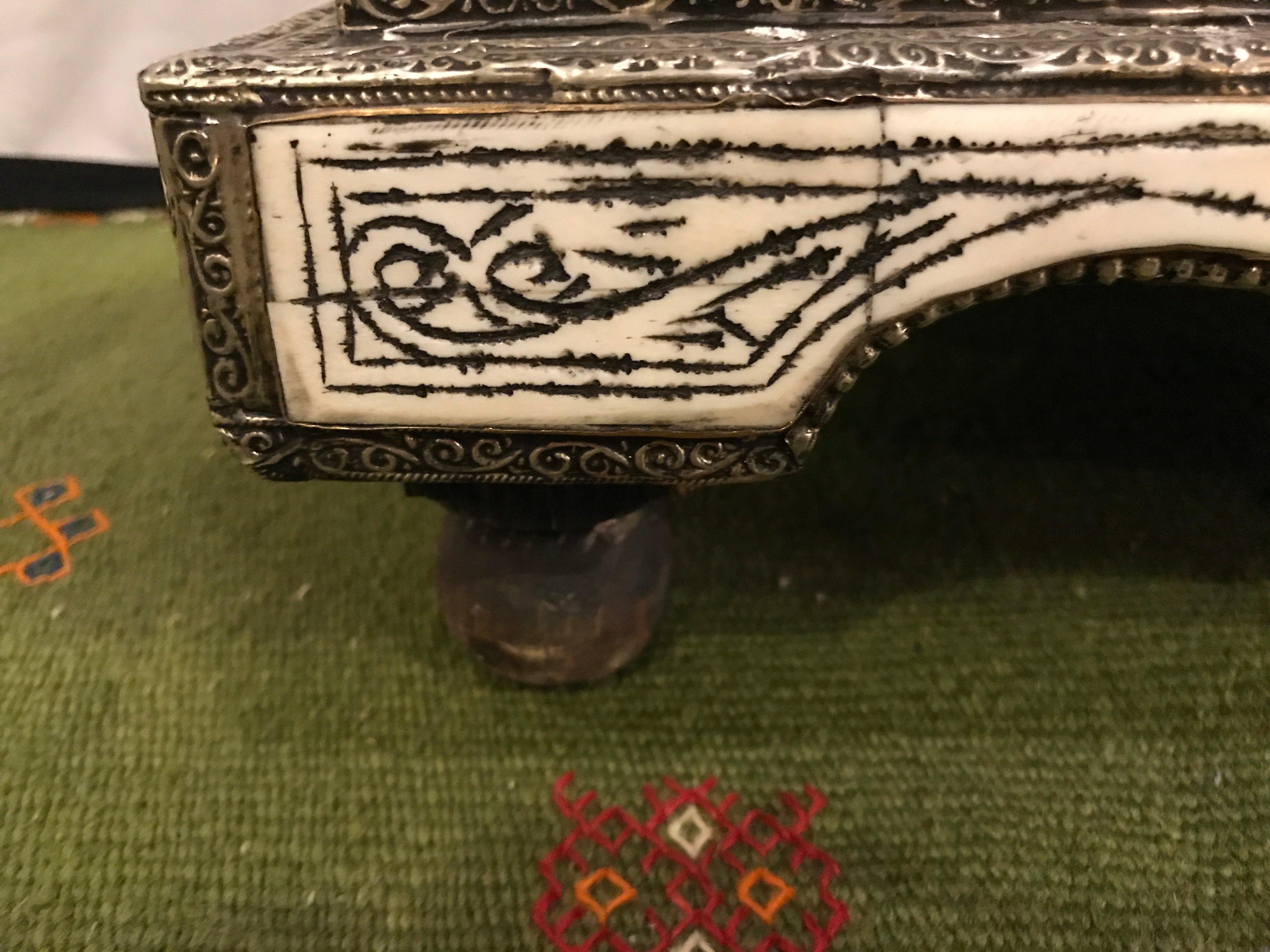 Cofre o joyero marroquí de hueso camaleón y latón incrustado Morisco en venta
