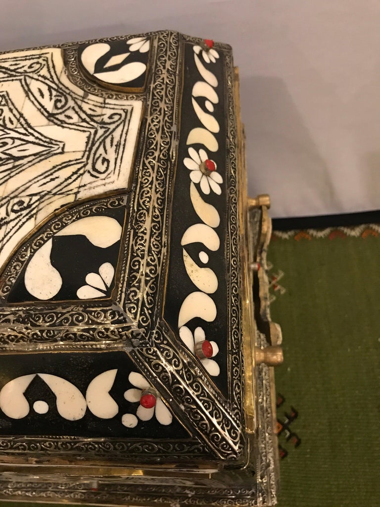 Boîte à Bijoux Ancienne - Marqueterie En Os De Chameau Et Laiton - Objet De Décoration Unique
