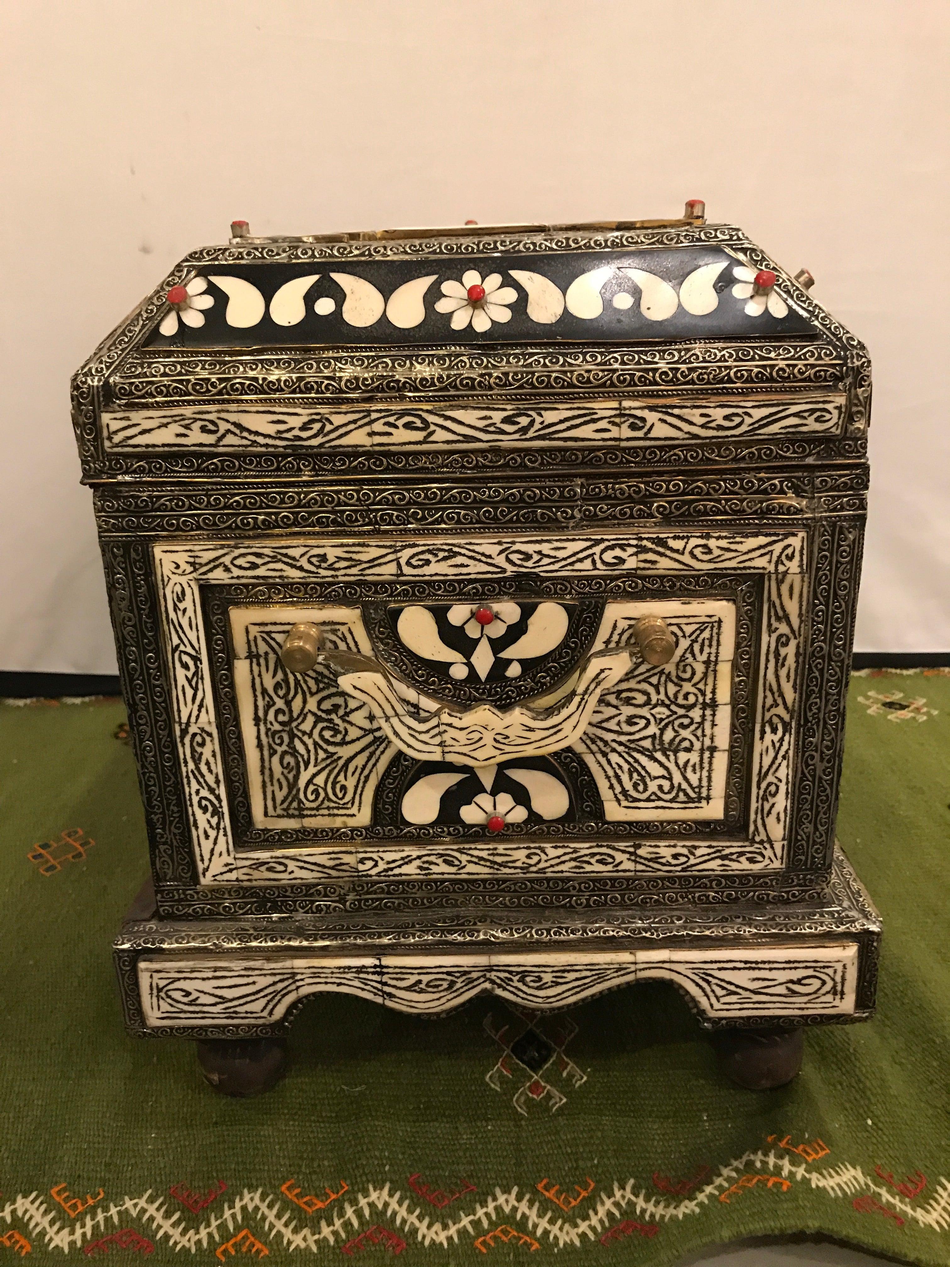 Moroccan Chest or Jewelry Box in Cameal Bone and Brass Inlaid In Good Condition For Sale In Plainview, NY