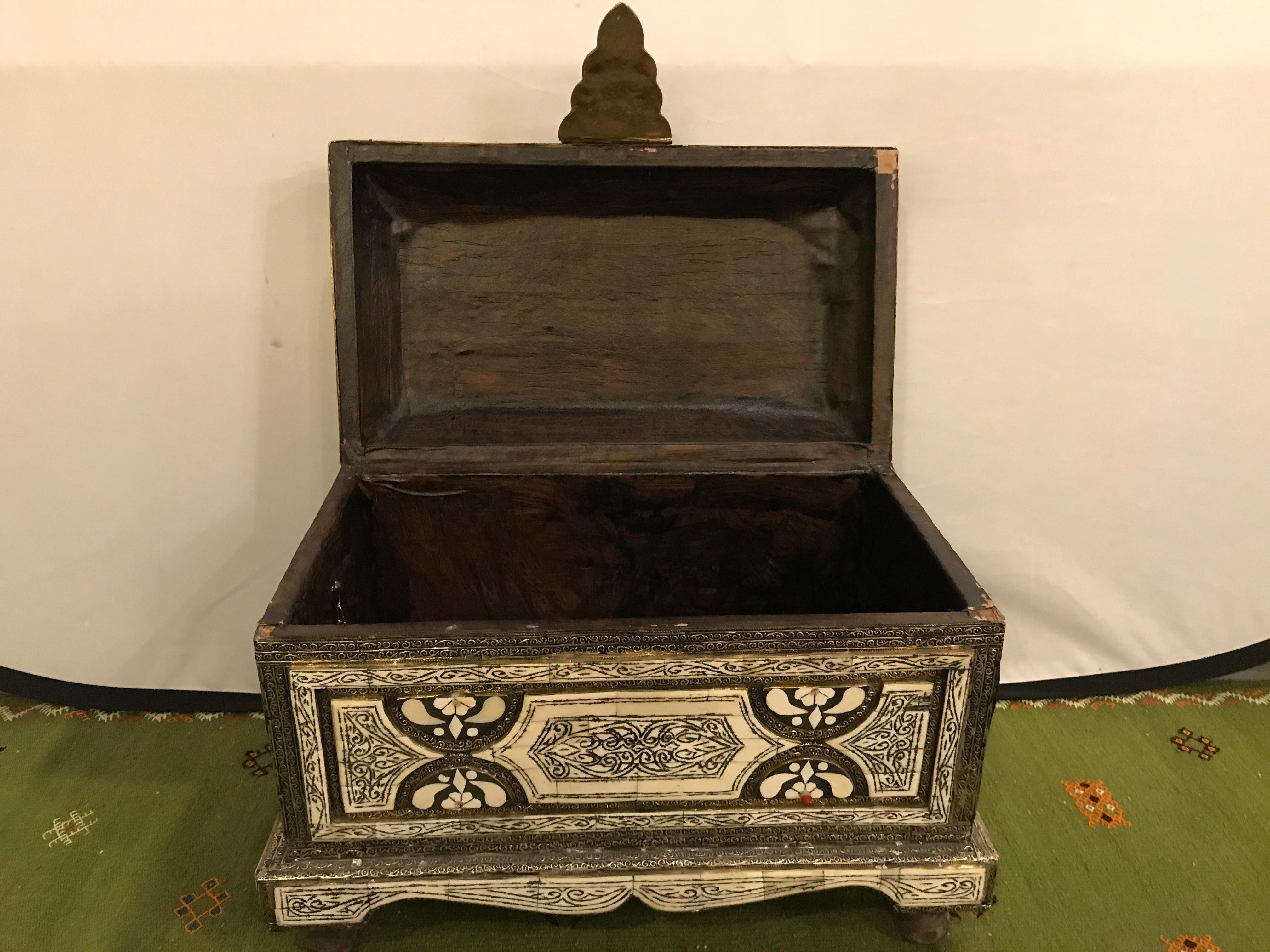 Moroccan Chest or Jewelry Box in Cameal Bone and Brass Inlaid For Sale 1