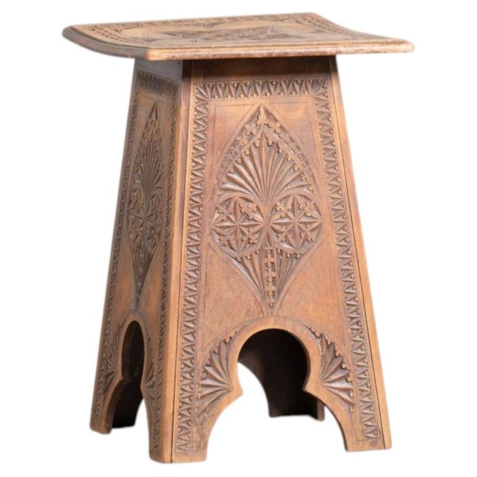 Mesa auxiliar morisca tallada en astilla c. 1930 en venta