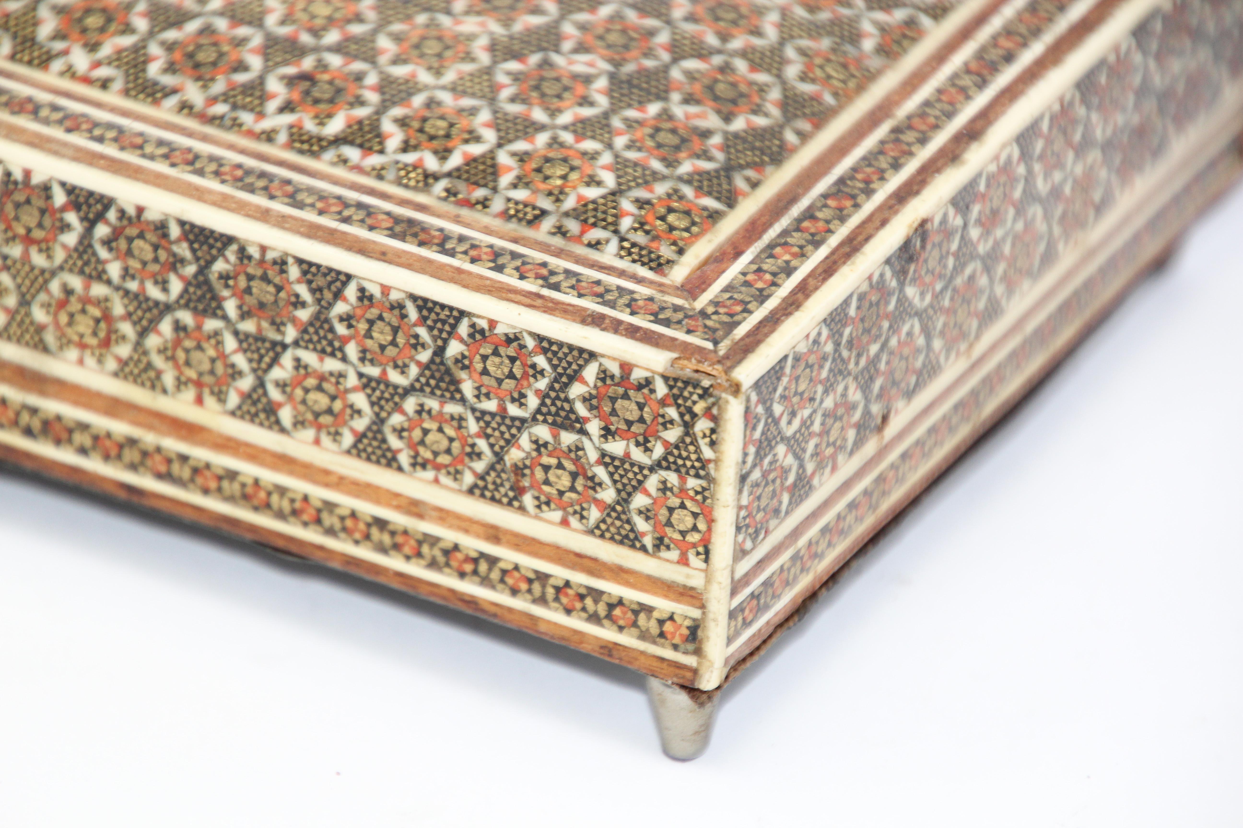 Boîte à bijoux décorative mauresque Sadeli incrustée de micro-mosaïque en vente 2
