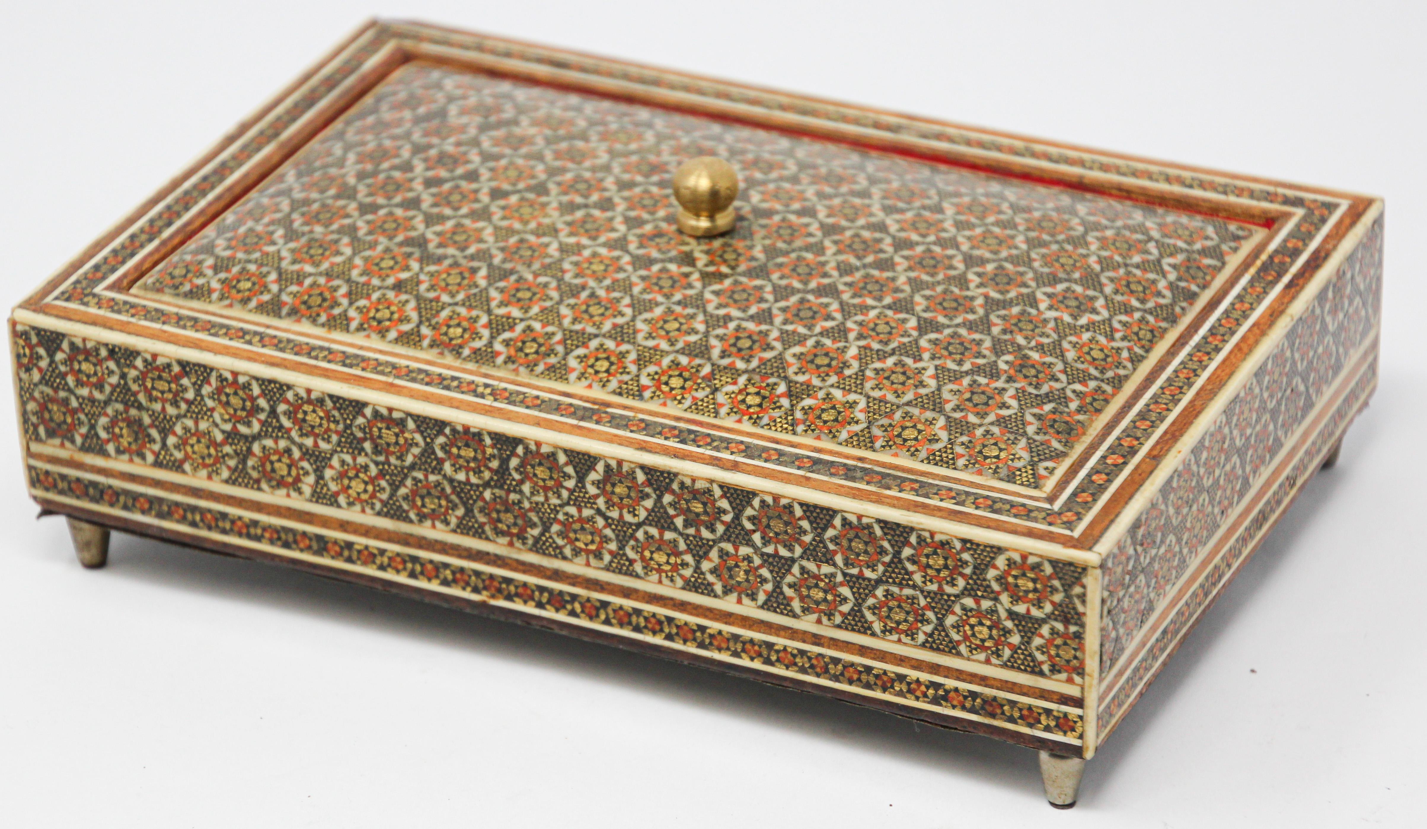 Mauresque Boîte à bijoux décorative mauresque Sadeli incrustée de micro-mosaïque en vente