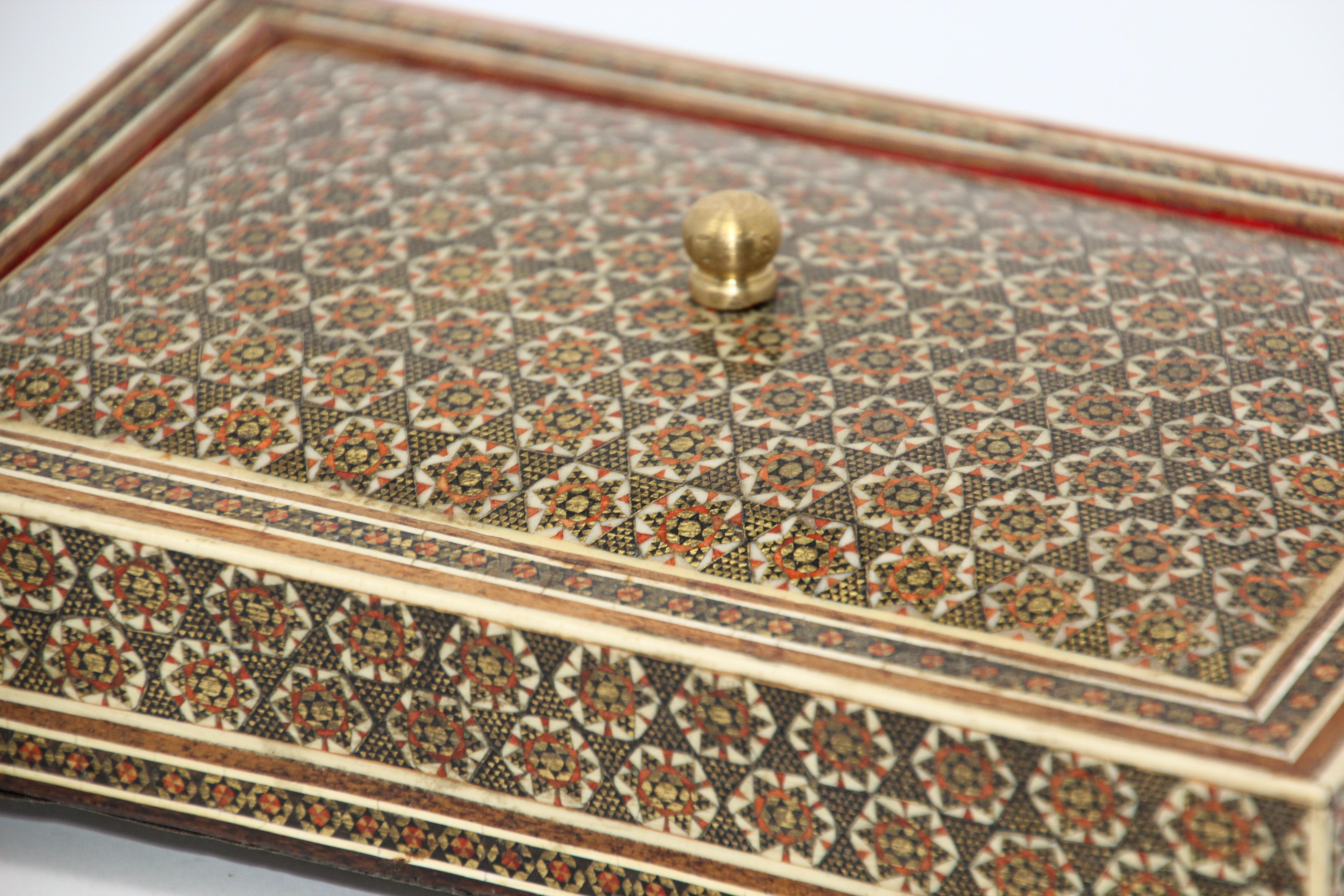 Libanais Boîte à bijoux décorative mauresque Sadeli incrustée de micro-mosaïque en vente