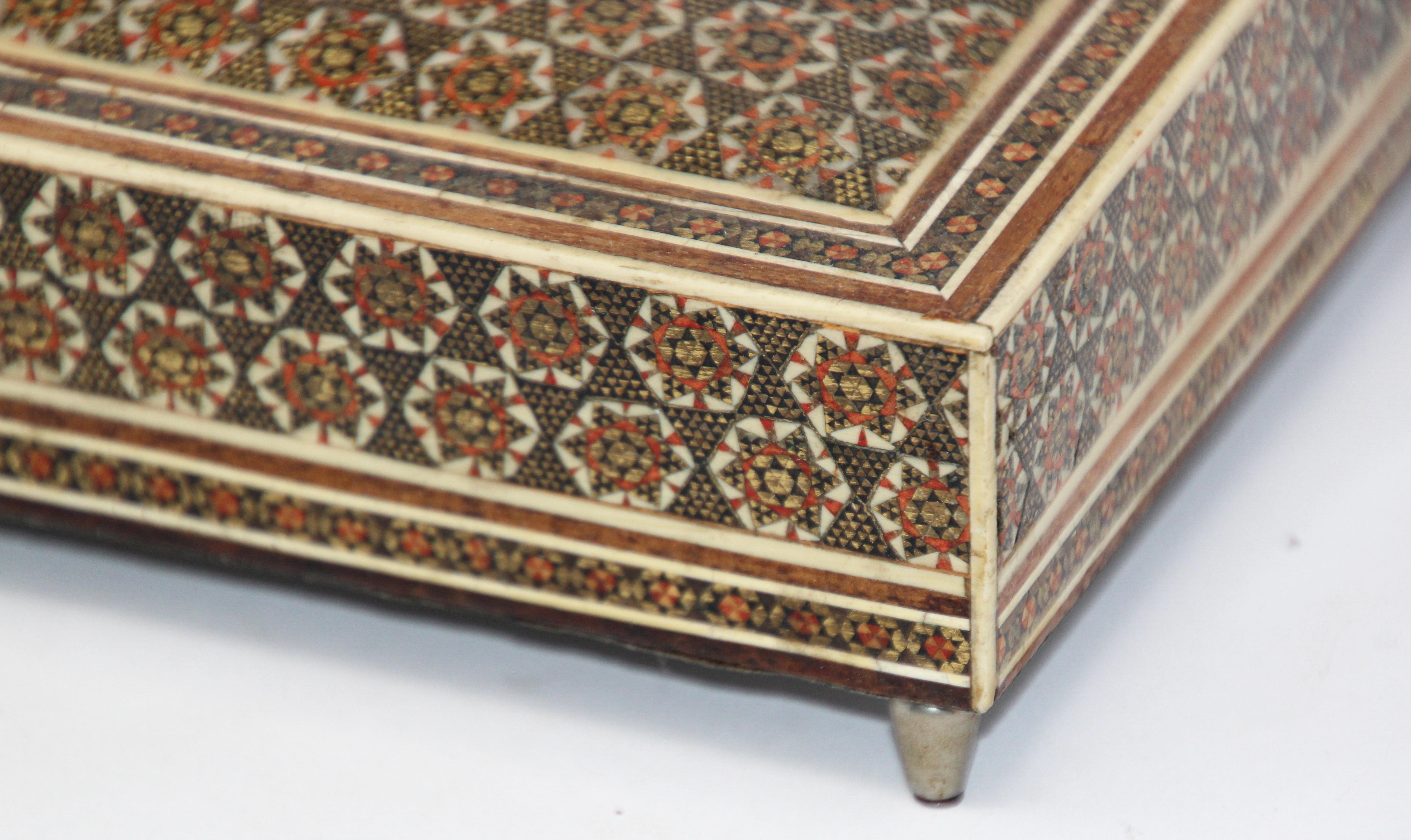 20ième siècle Boîte à bijoux décorative mauresque Sadeli incrustée de micro-mosaïque en vente