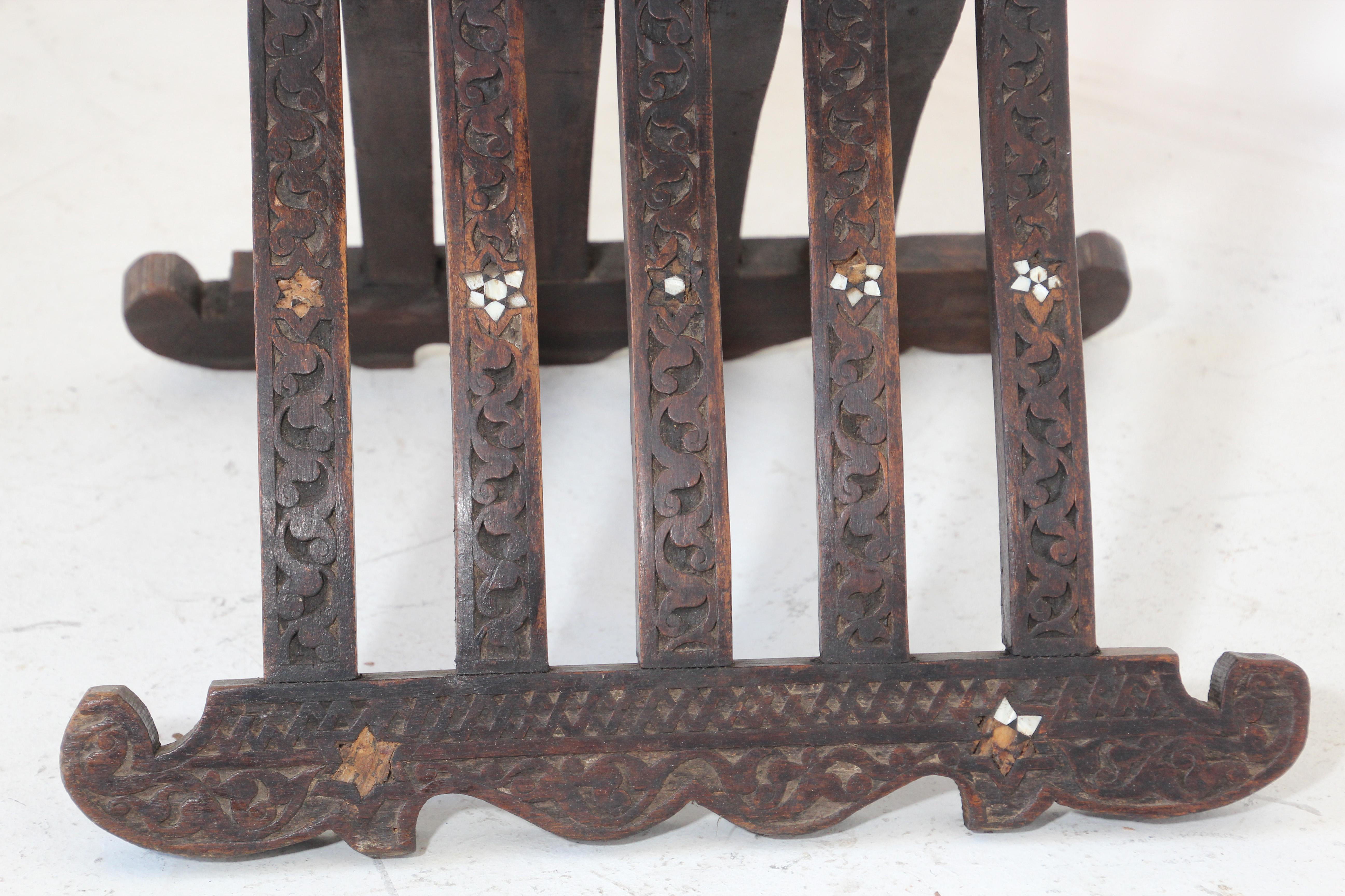 Bois Chaise pliante égyptienne mauresque du 19ème siècle incrustée en vente
