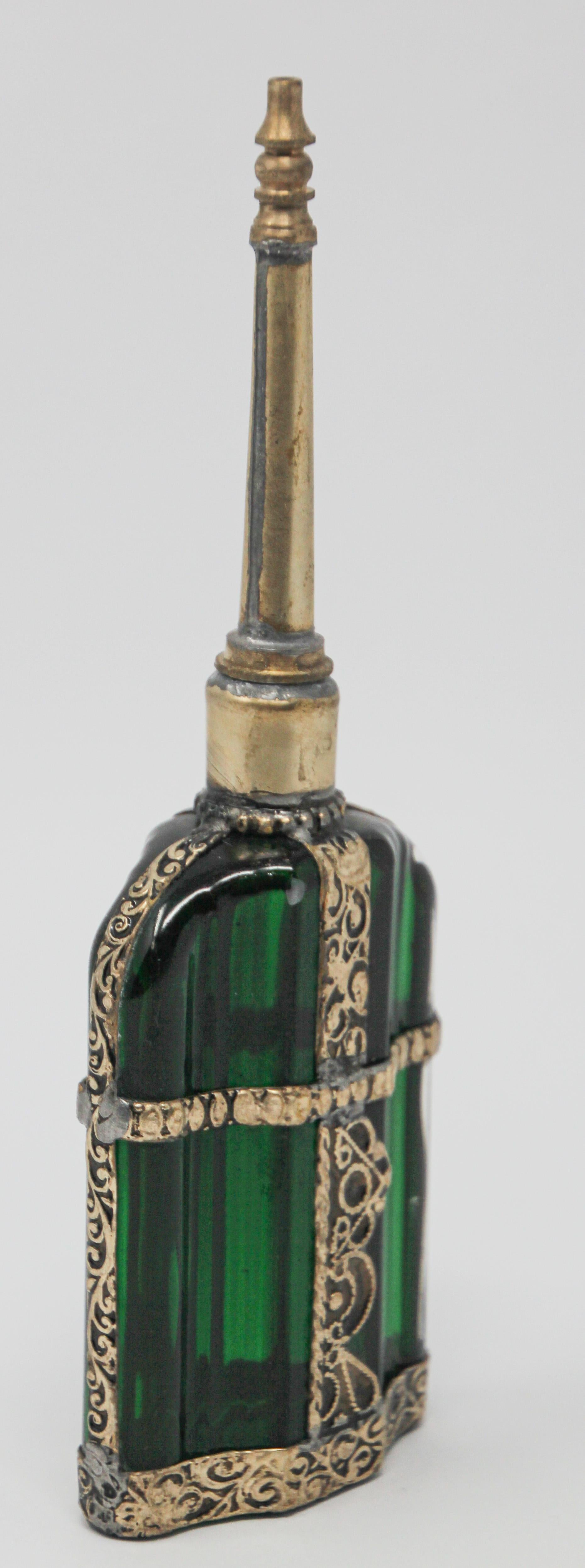 Französisches smaragdgrünes Glas-Parfümflaschen Sprinkler mit geprägtem Metallüberzug (Marokkanisch) im Angebot