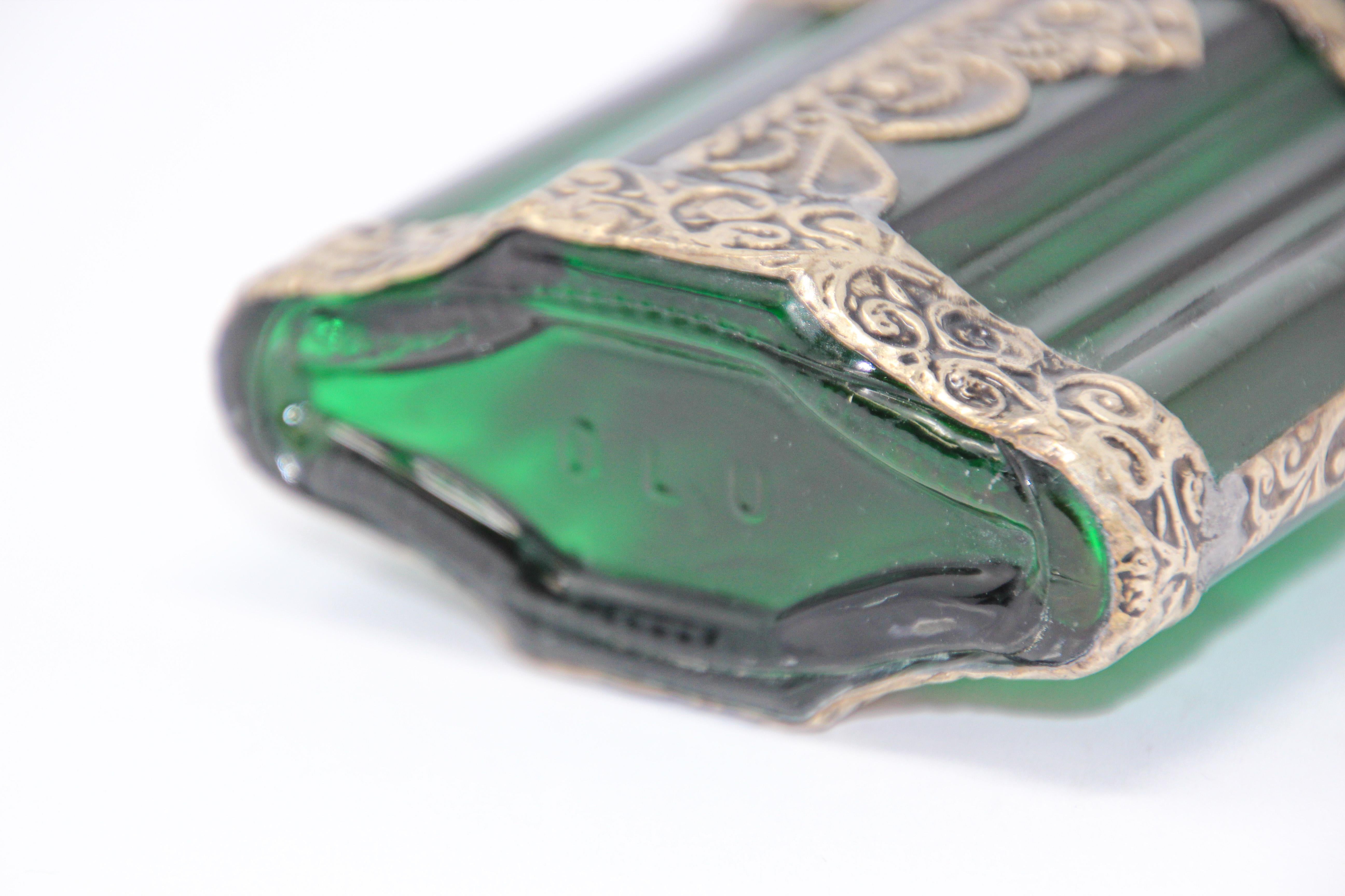 Flacon de flacon de parfum mauresque en verre vert émeraude avec superposition de métal embossé Bon état - En vente à North Hollywood, CA