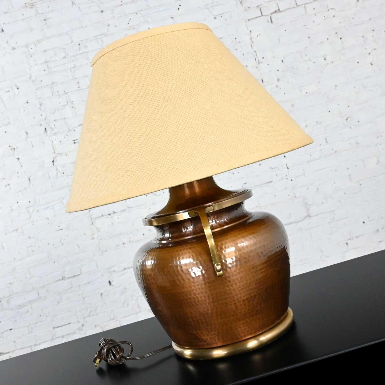 Mauresque Lampe à 2 poignées en forme d'urne en cuivre martelé de style mauresque Frederick Cooper  en vente