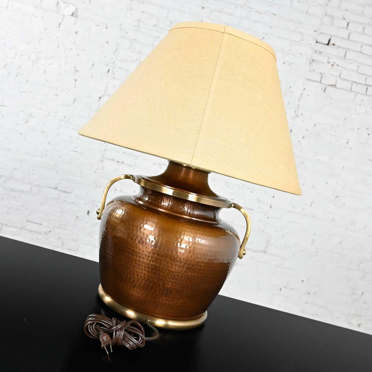 Américain Lampe à 2 poignées en forme d'urne en cuivre martelé de style mauresque Frederick Cooper  en vente