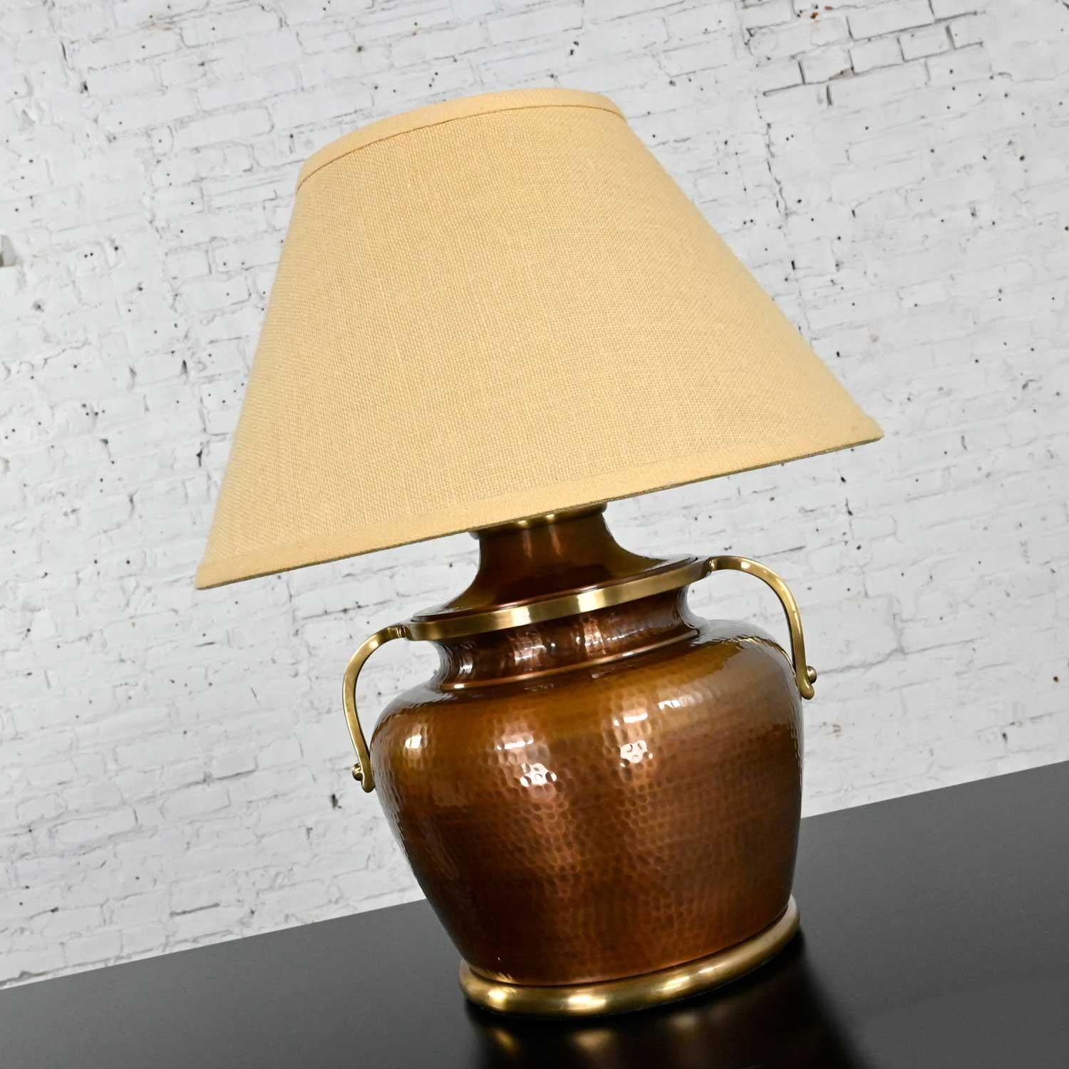 Moorish Frederick Cooper Style gehämmerte Kupfer-Glühbirnenlampe in Urnenform mit 2 Henkeln  (Gehämmert) im Angebot