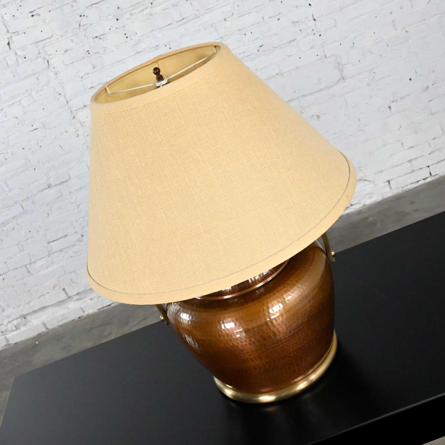 Moorish Frederick Cooper Style gehämmerte Kupfer-Glühbirnenlampe in Urnenform mit 2 Henkeln  (20. Jahrhundert) im Angebot
