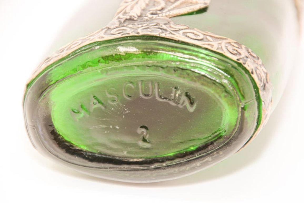 Französisches Parfümflaschen Sprinkler aus grünem Glas mit geprägtem Metallüberzug (Handgefertigt) im Angebot