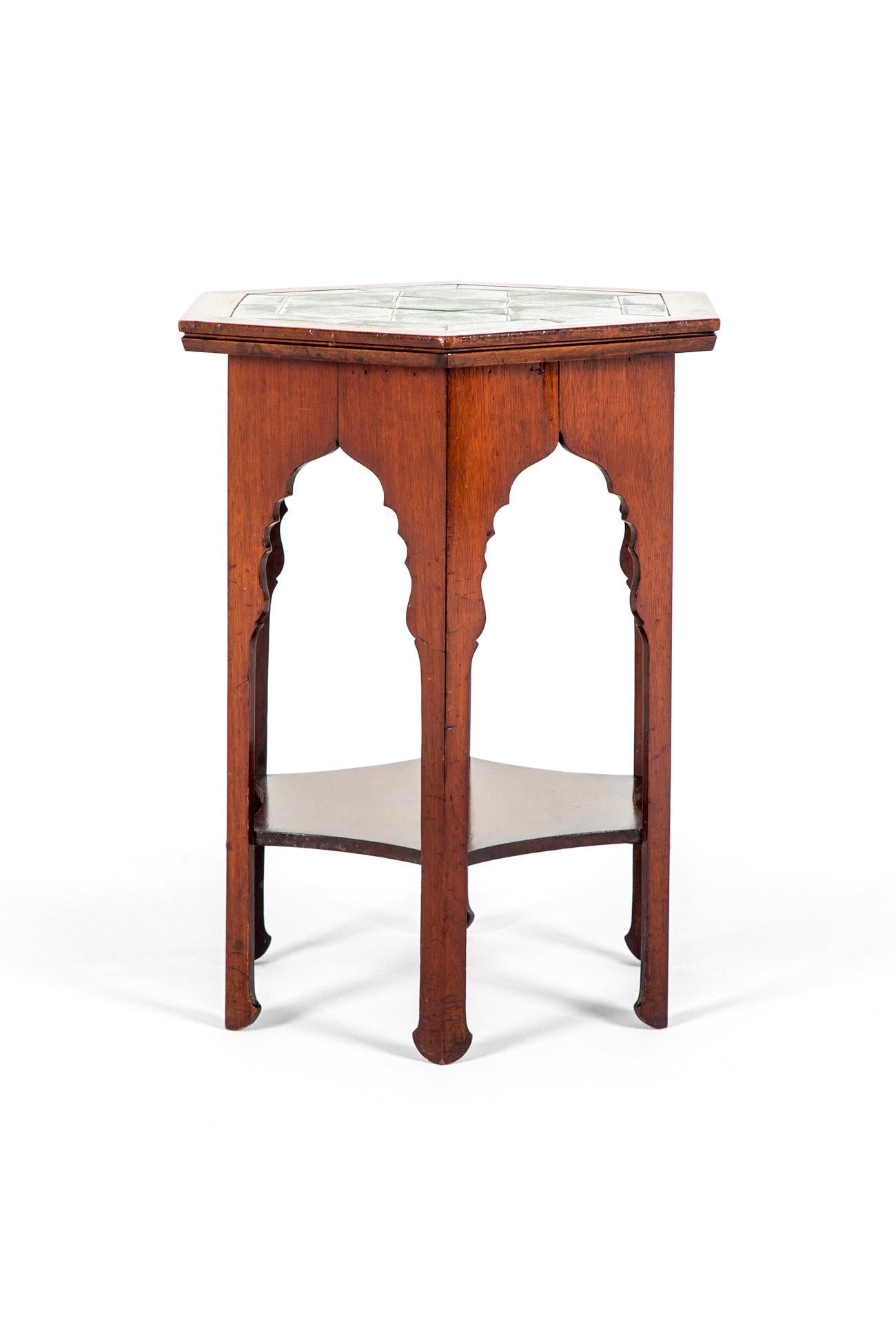 Mauresque Table d'appoint à plateau en terre cuite Greene & Greene en vente