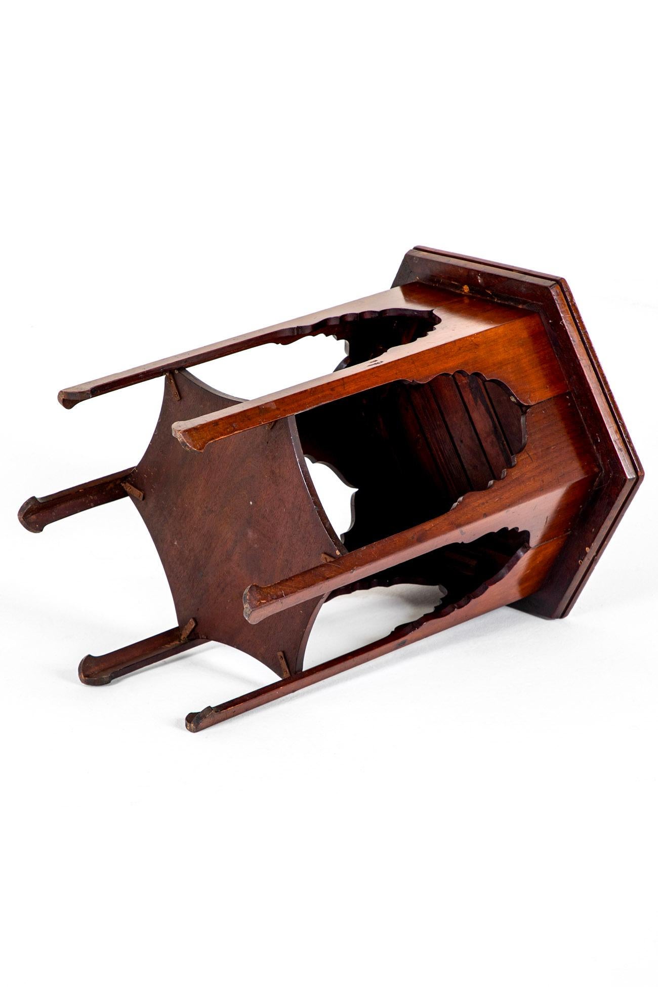 Sculpté à la main Table d'appoint à plateau en terre cuite Greene & Greene en vente