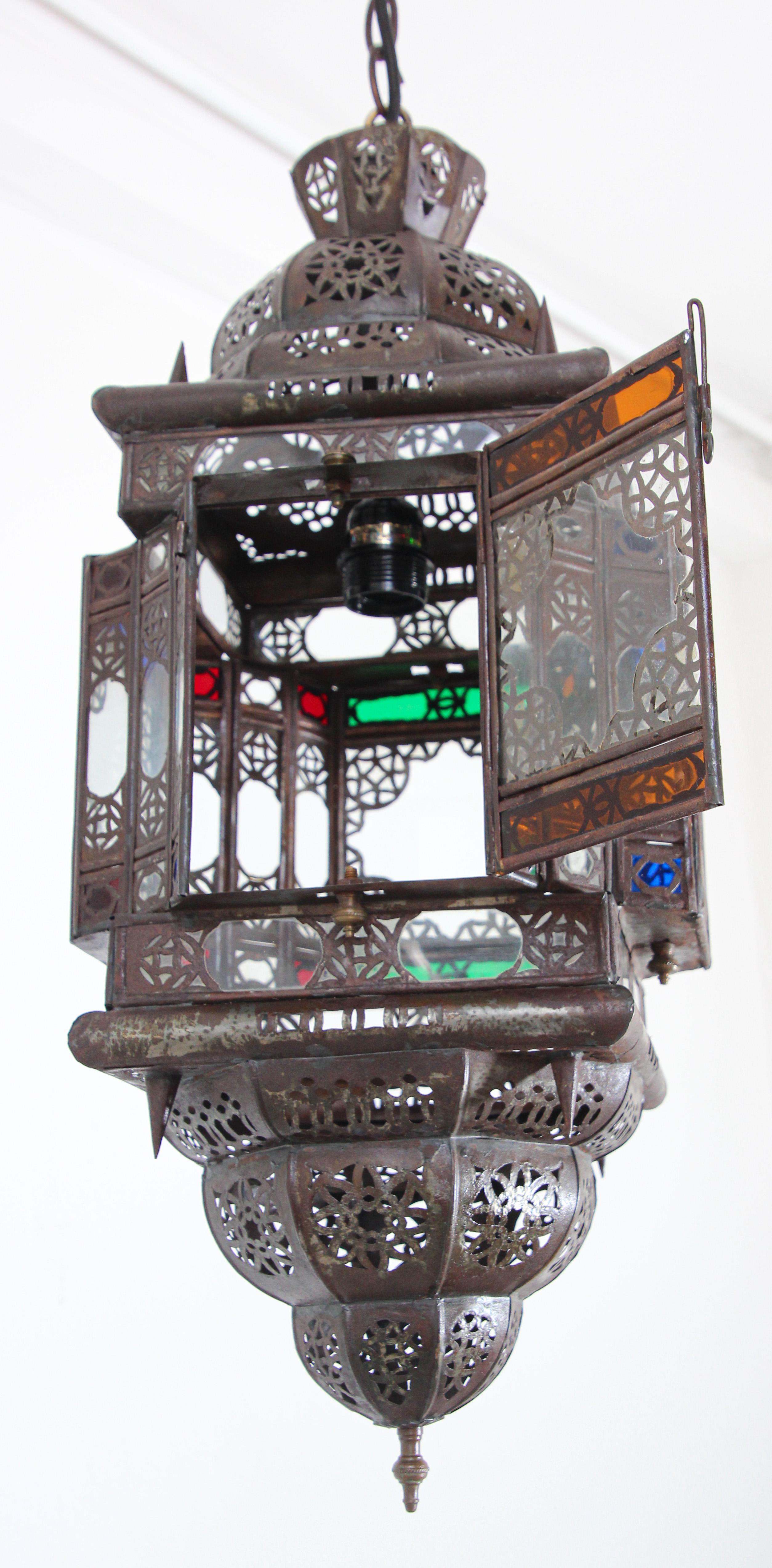 Vintage marokkanischen handgefertigte Leuchte mit Multi-Color Glas
Stilvolle, handgefertigte marokkanische Pendelleuchte aus mehrfarbigem, mundgeblasenem Glas und Metall in antiker Bronzeoptik.
Deckenleuchte im maurischen Stil mit kleinem