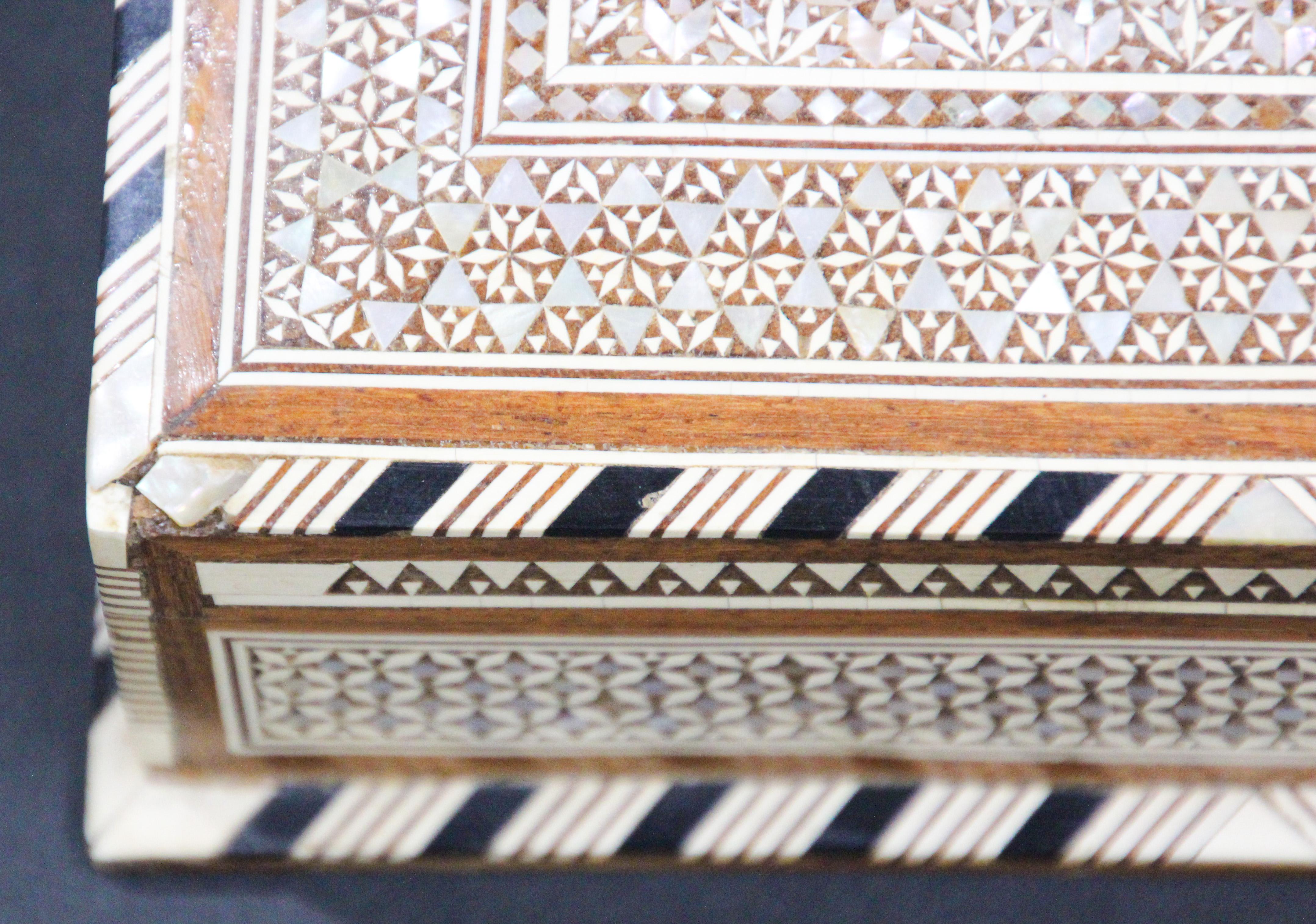 Scatola decorativa moresca a mosaico intarsiato realizzata a mano in Medio Oriente in vendita 2
