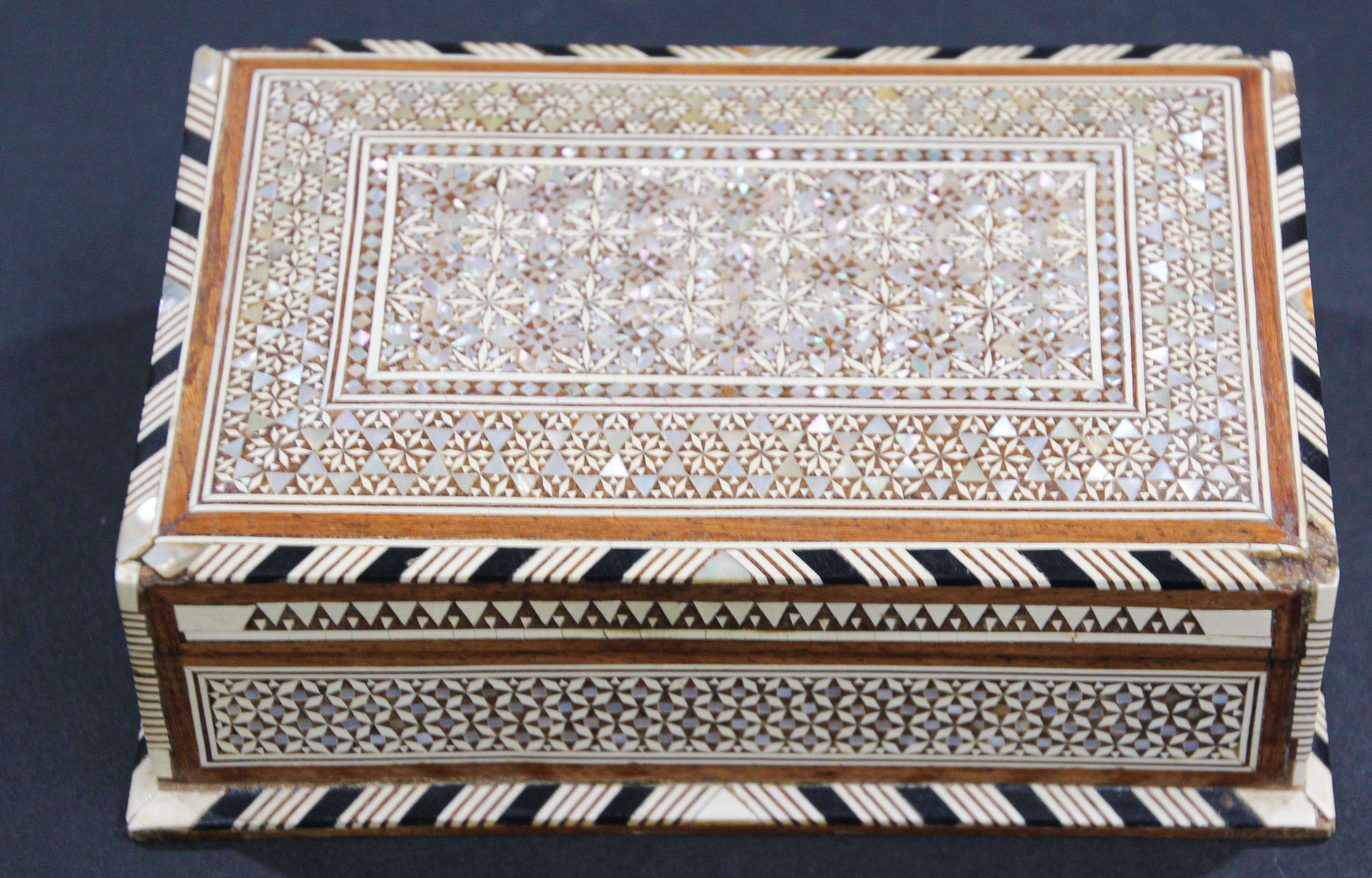 Maurische Handcrafted Nahen Osten Mosaik Intarsien Dekorative Box (Libanesisch) im Angebot