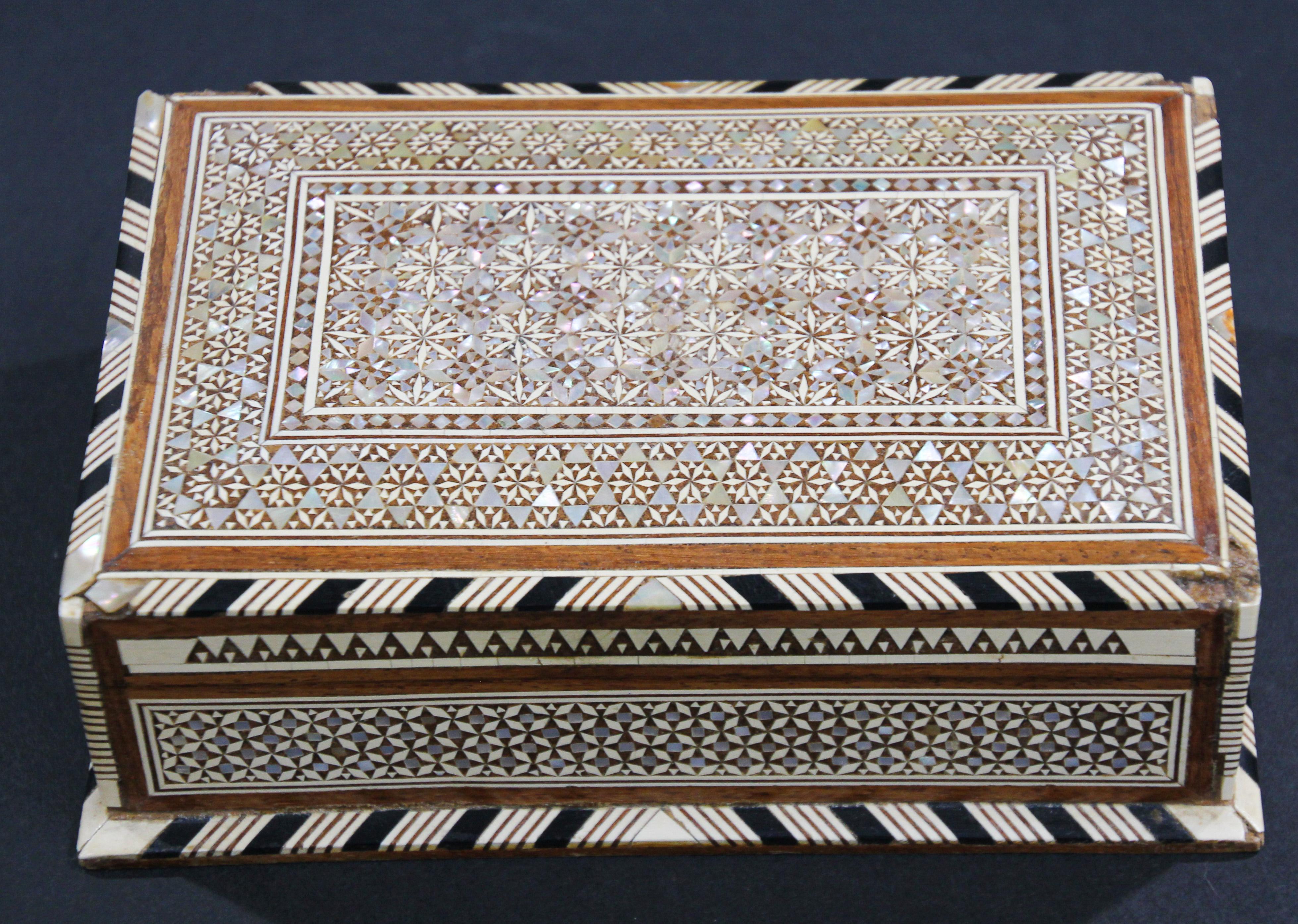 Maurische Handcrafted Nahen Osten Mosaik Intarsien Dekorative Box im Zustand „Gut“ im Angebot in North Hollywood, CA