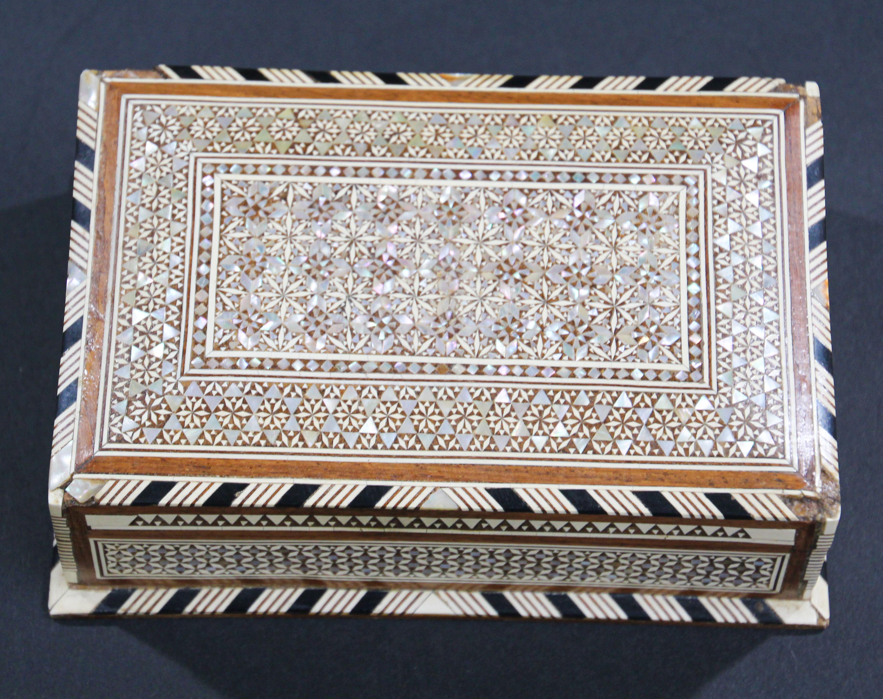Maurische Handcrafted Nahen Osten Mosaik Intarsien Dekorative Box (20. Jahrhundert) im Angebot