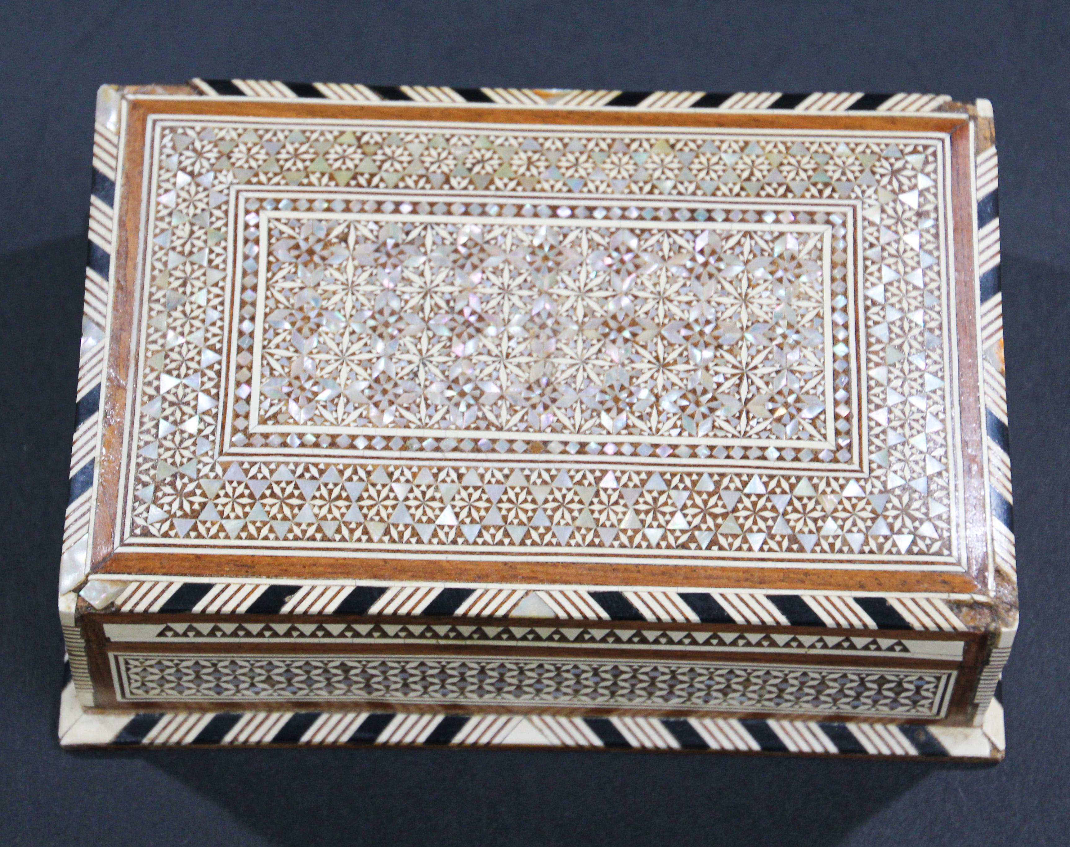 Intarsio Scatola decorativa moresca a mosaico intarsiato realizzata a mano in Medio Oriente in vendita