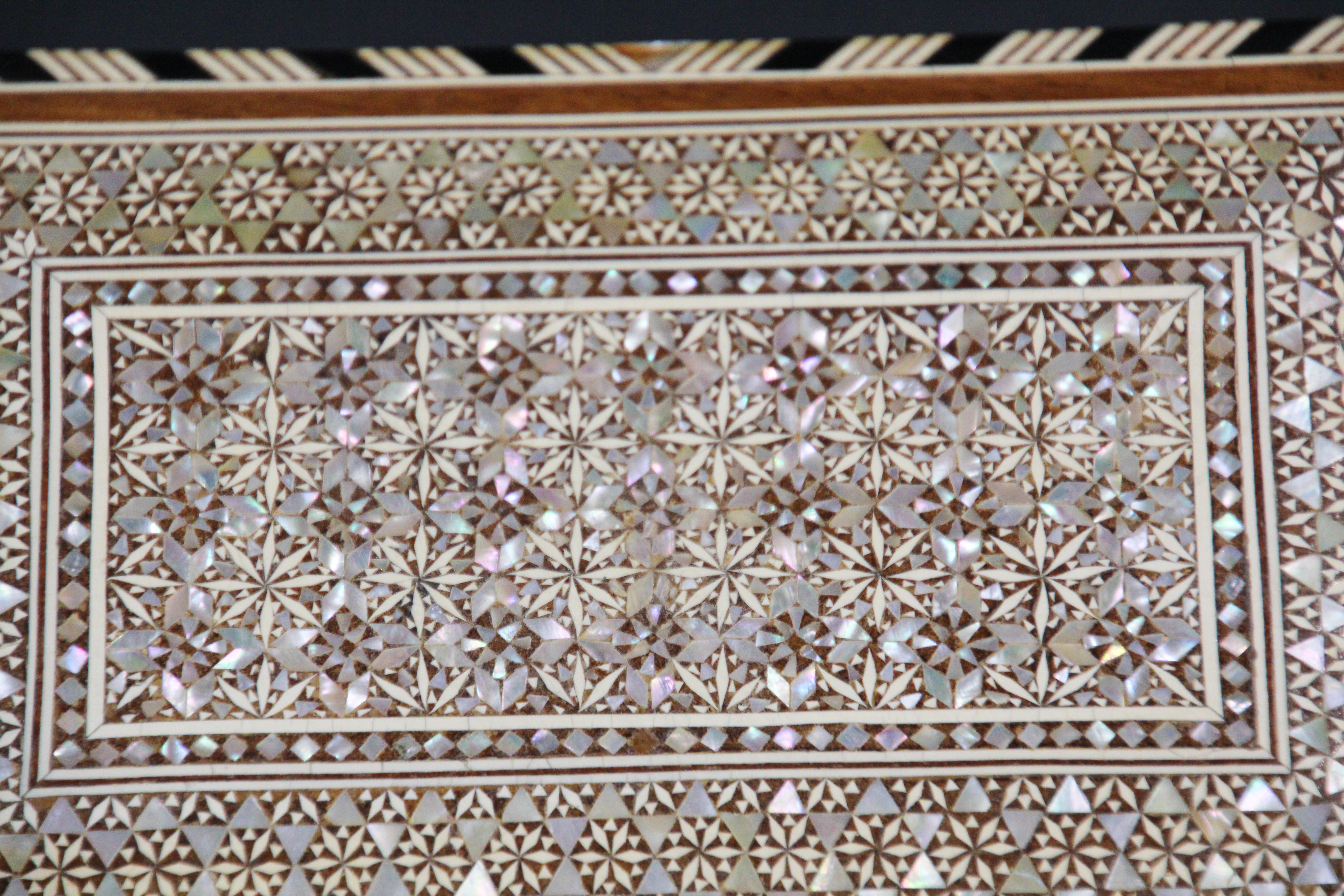 Maurische Handcrafted Nahen Osten Mosaik Intarsien Dekorative Box (Perlmutt) im Angebot