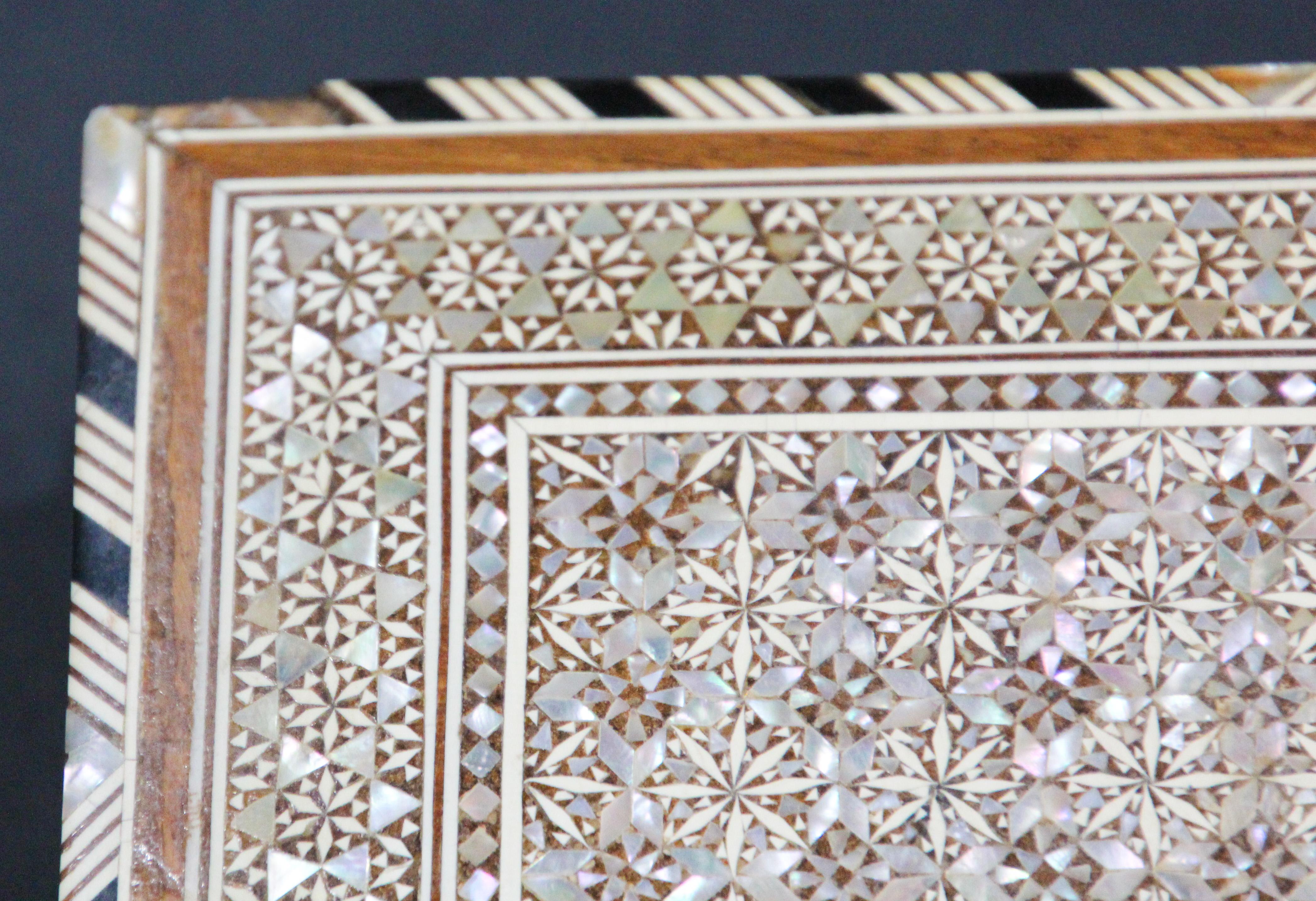 XX secolo Scatola decorativa moresca a mosaico intarsiato realizzata a mano in Medio Oriente in vendita