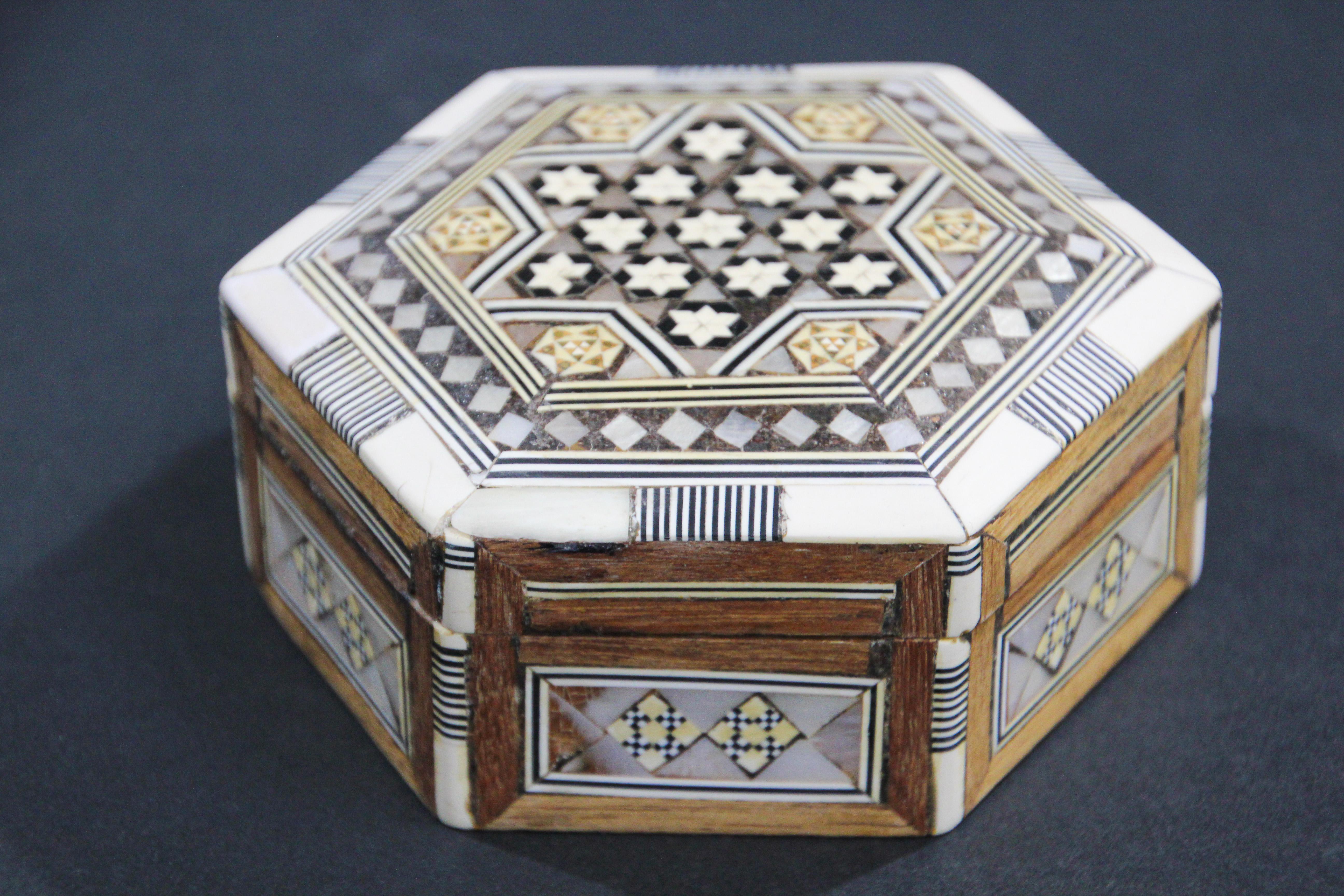 Exquisite handcrafted Middle Eastern Lebanese mosaic marquetry wood box.
Small octagonal walnut Syrian style box intricately decorated with Moorish motif designs which have been painstakingly inlaid with mosaic marquetry.
The interior is lined