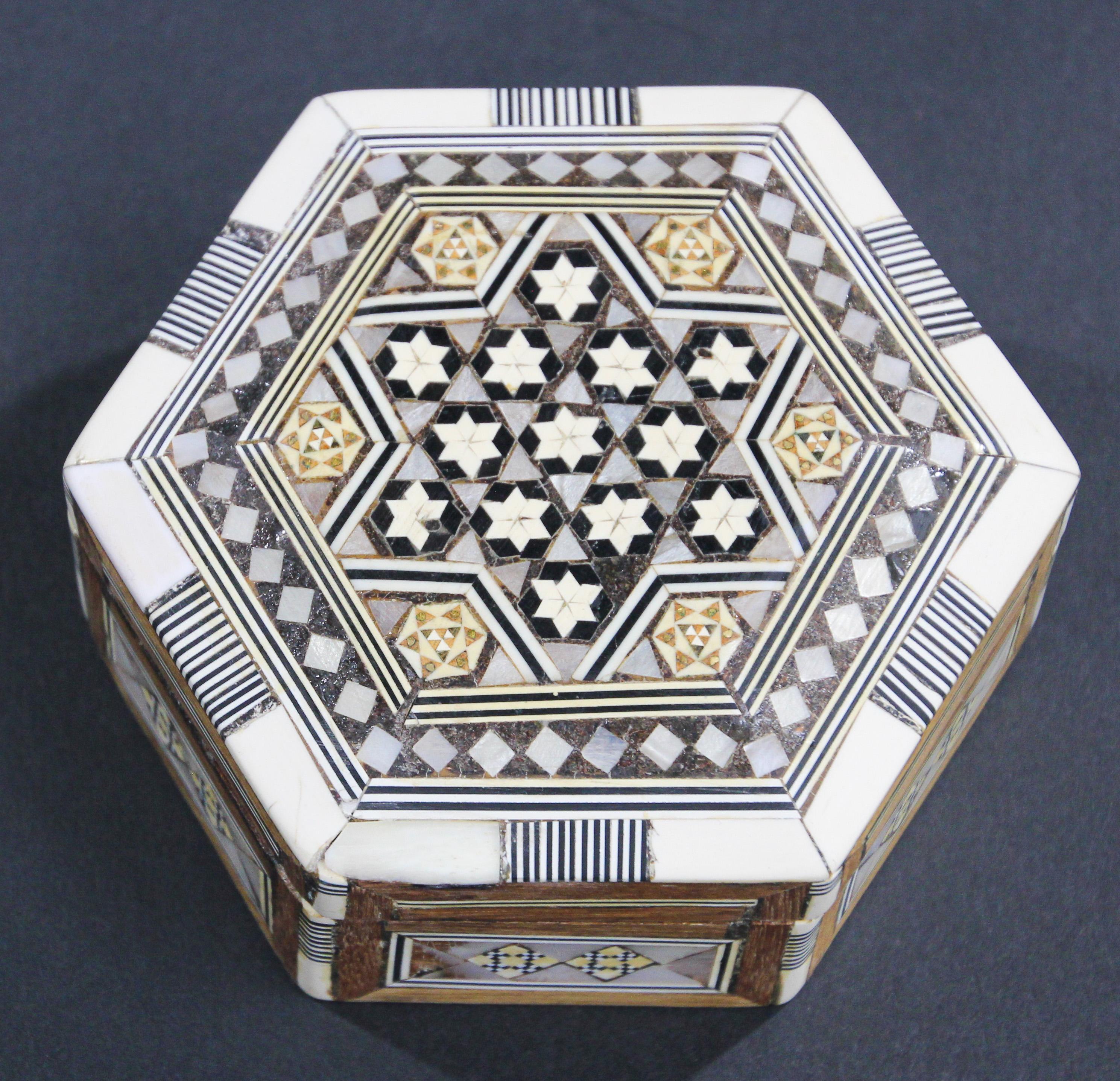 Lebanese Moorish Handcrafted Octagonal Box with White Mosaic Marquetry For Sale
