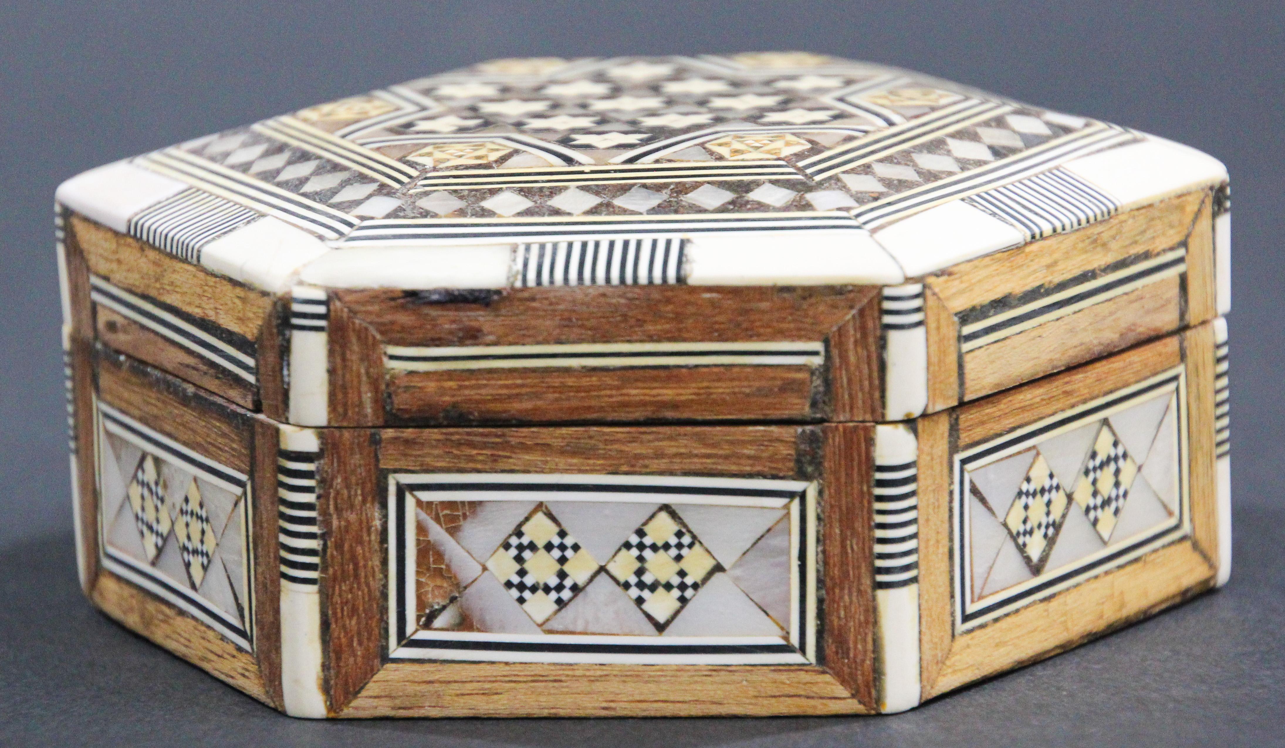 Moorish Handcrafted Octagonal Box with White Mosaic Marquetry In Good Condition For Sale In North Hollywood, CA