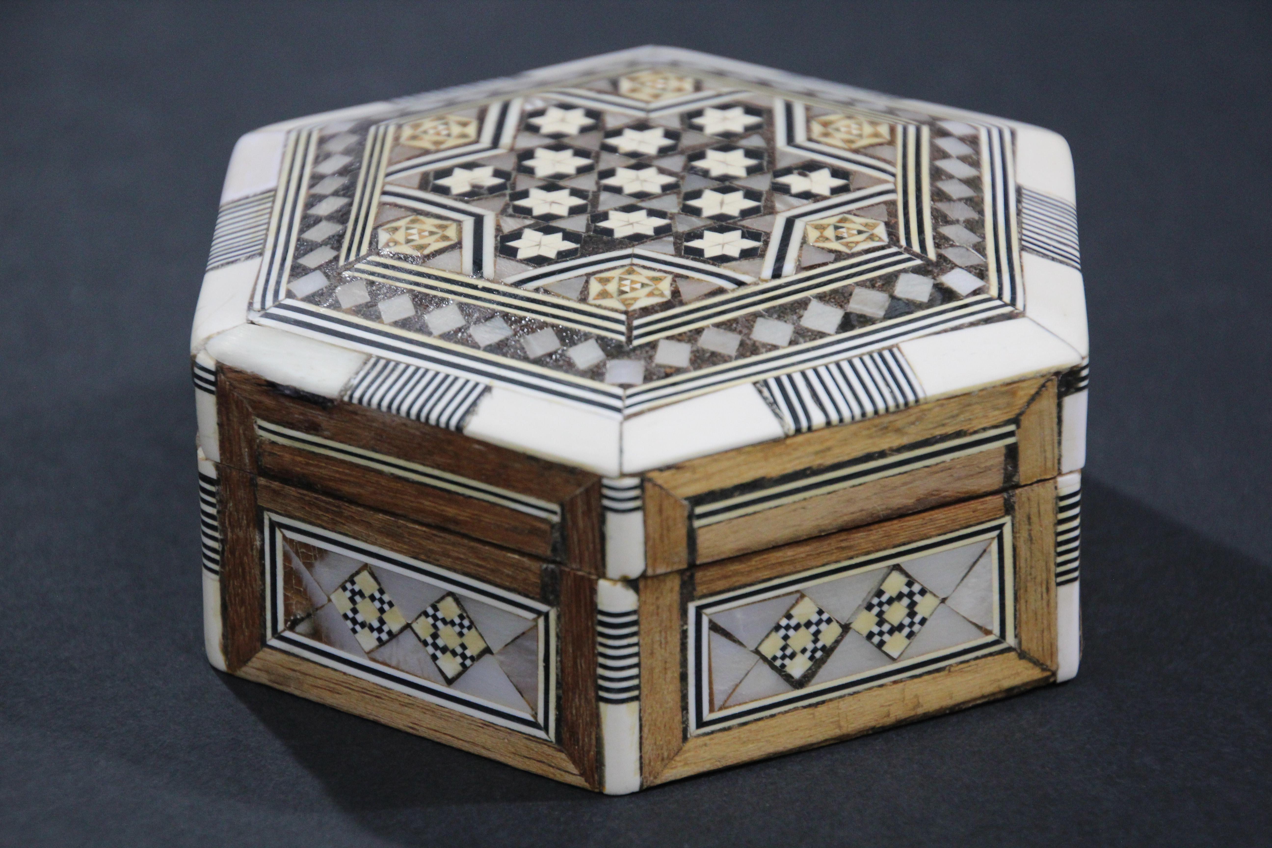 20th Century Moorish Handcrafted Octagonal Box with White Mosaic Marquetry For Sale