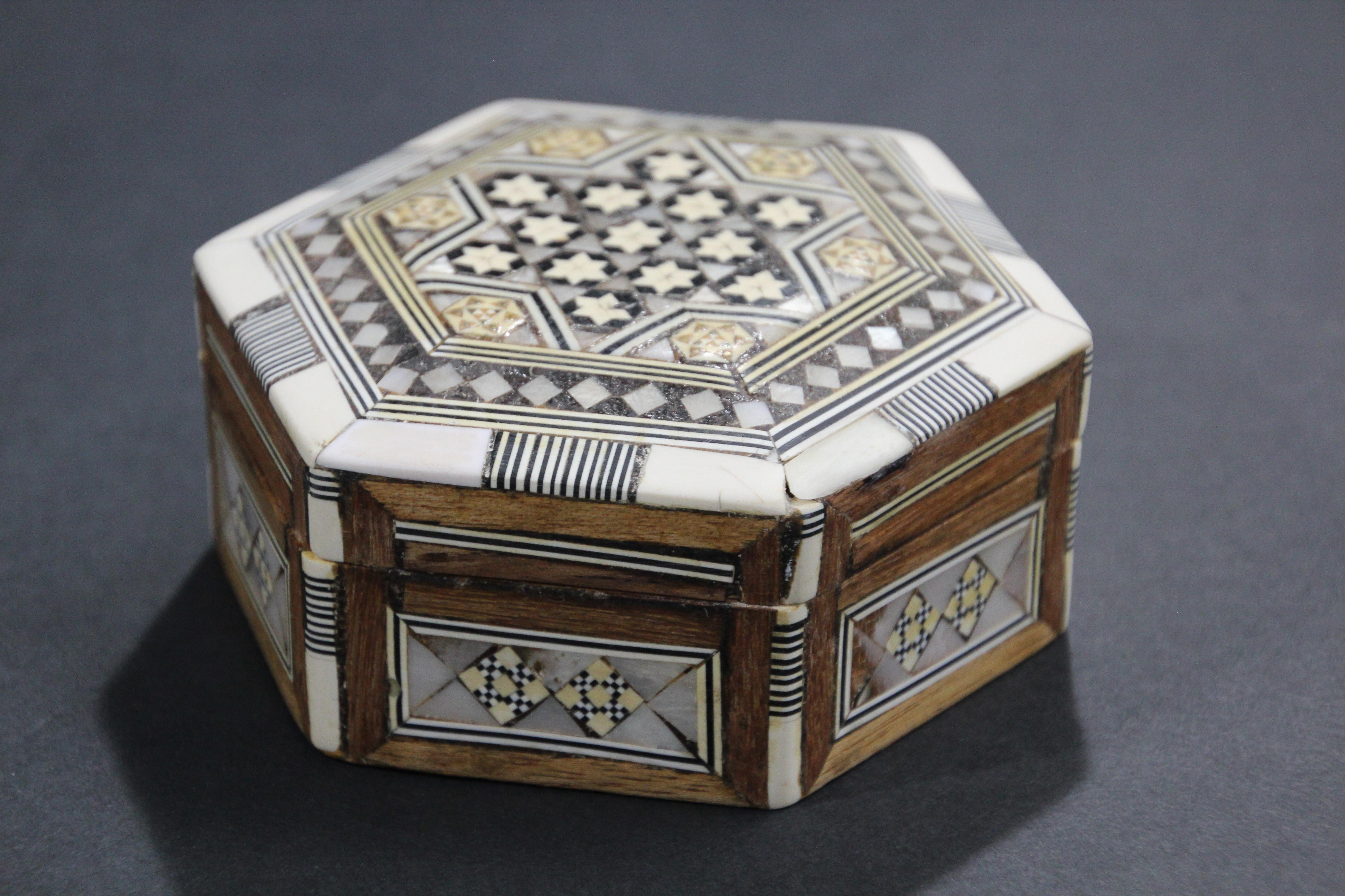 Shell Moorish Handcrafted Octagonal Box with White Mosaic Marquetry For Sale