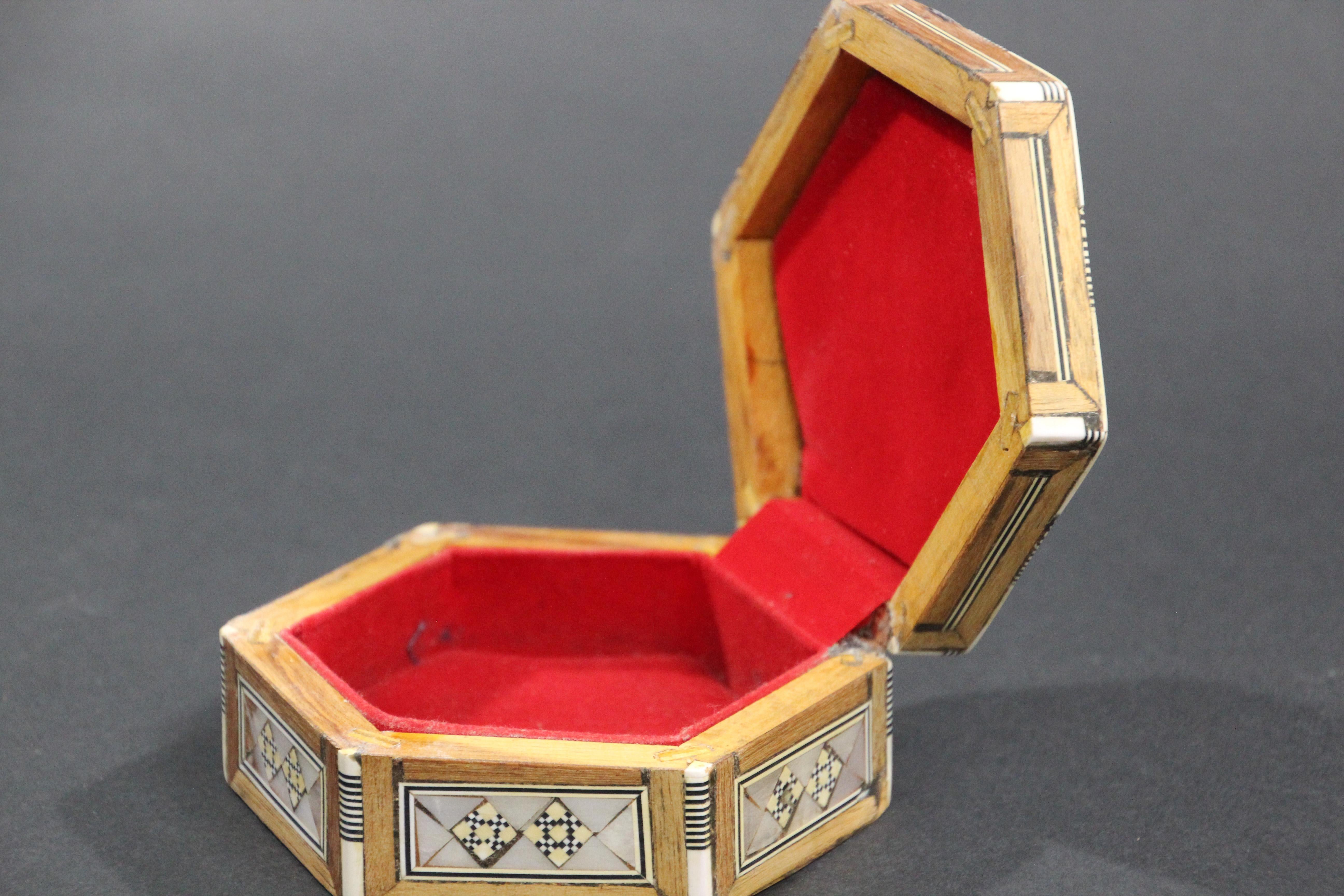 Moorish Handcrafted Octagonal Box with White Mosaic Marquetry For Sale 1