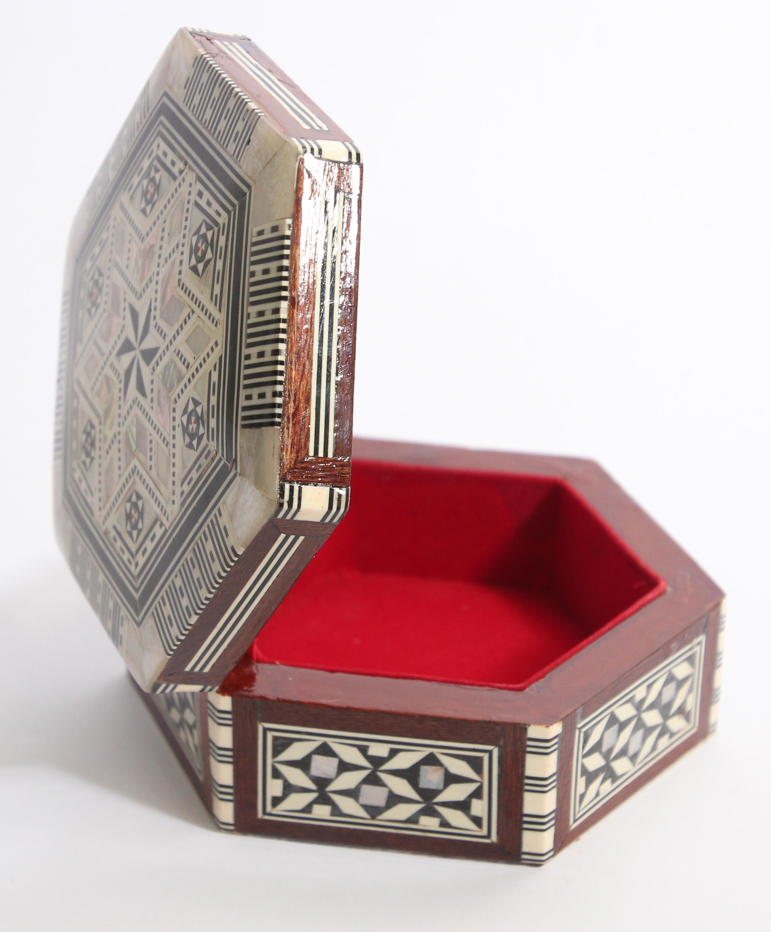 Moorish Handcrafted Octagonal Box with White Mosaic Marquetry 4