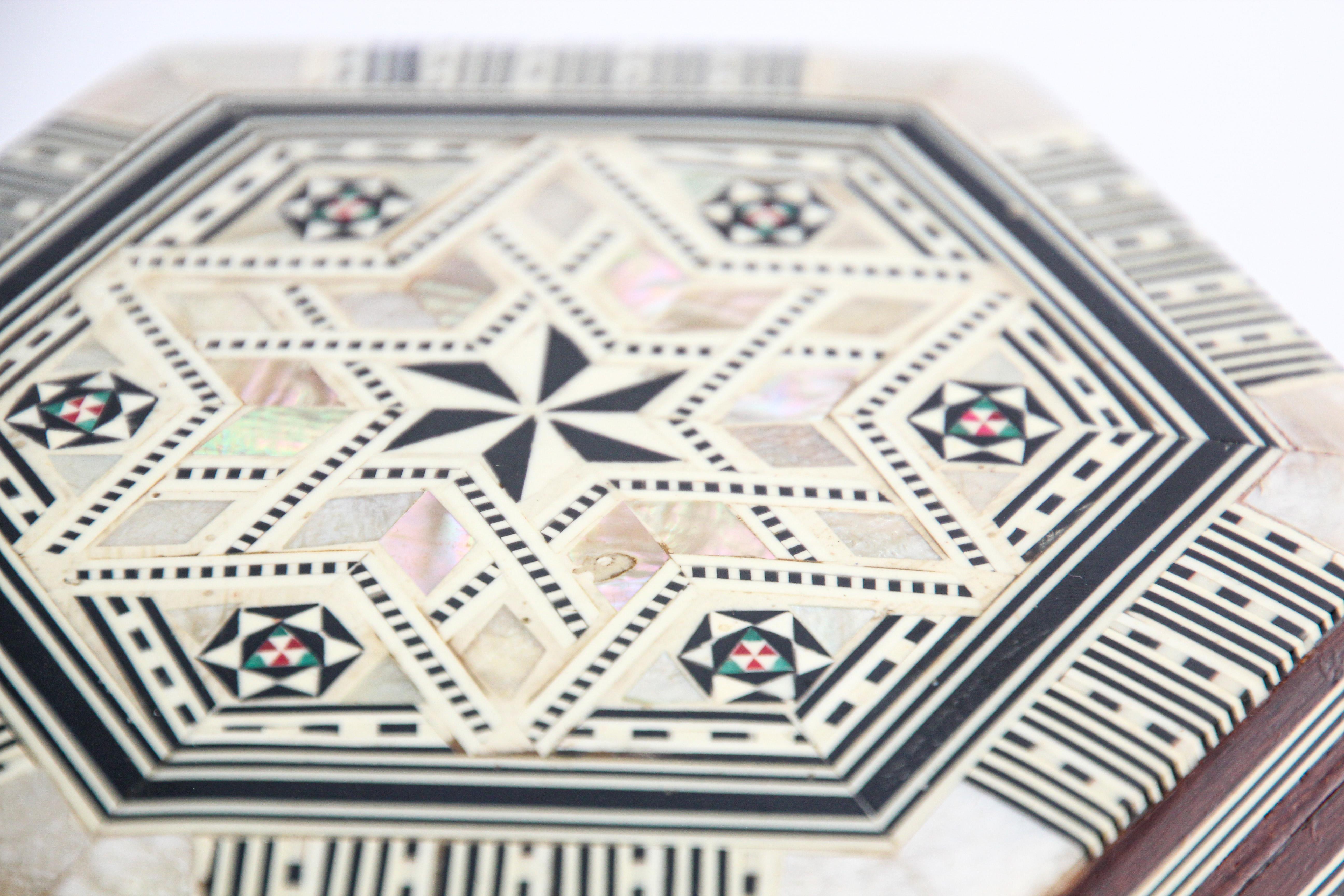 Moorish Handcrafted Octagonal Box with White Mosaic Marquetry In Good Condition In North Hollywood, CA